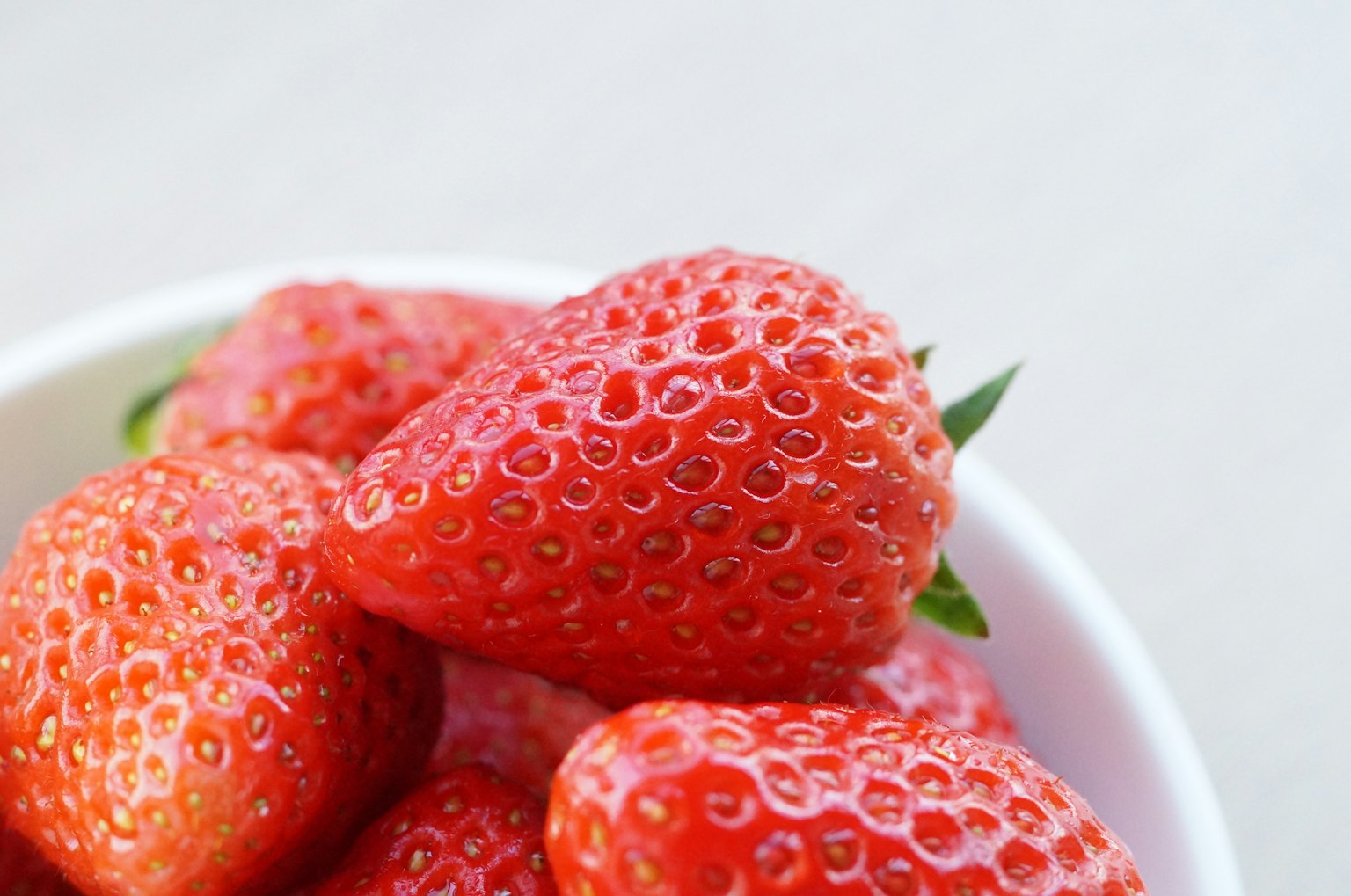 Fraises fraîches dans un bol blanc