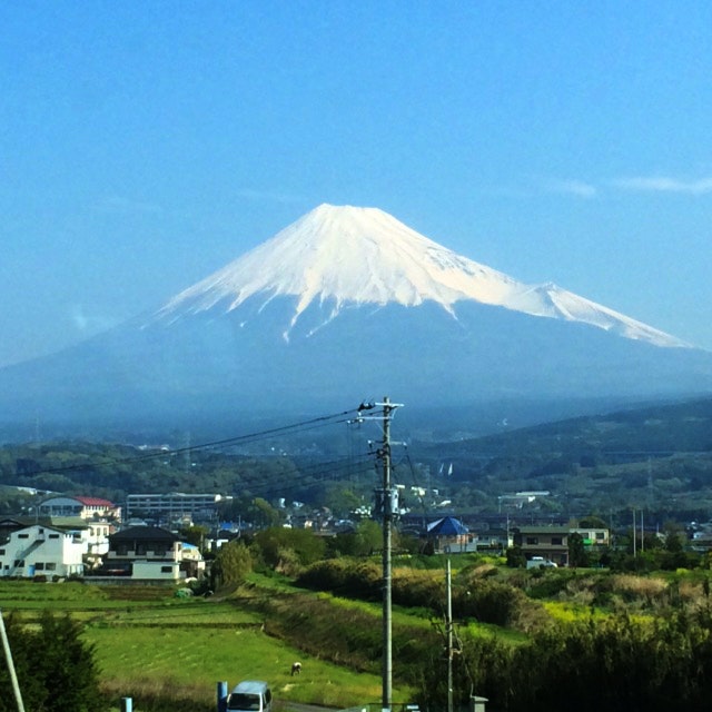 田園地帯の上にそびえる富士山の眺め