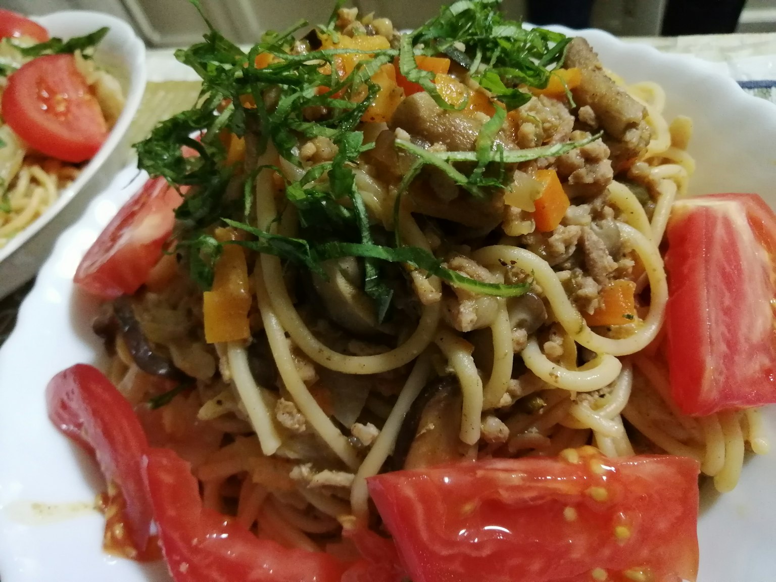 美味的義大利麵配番茄和香草