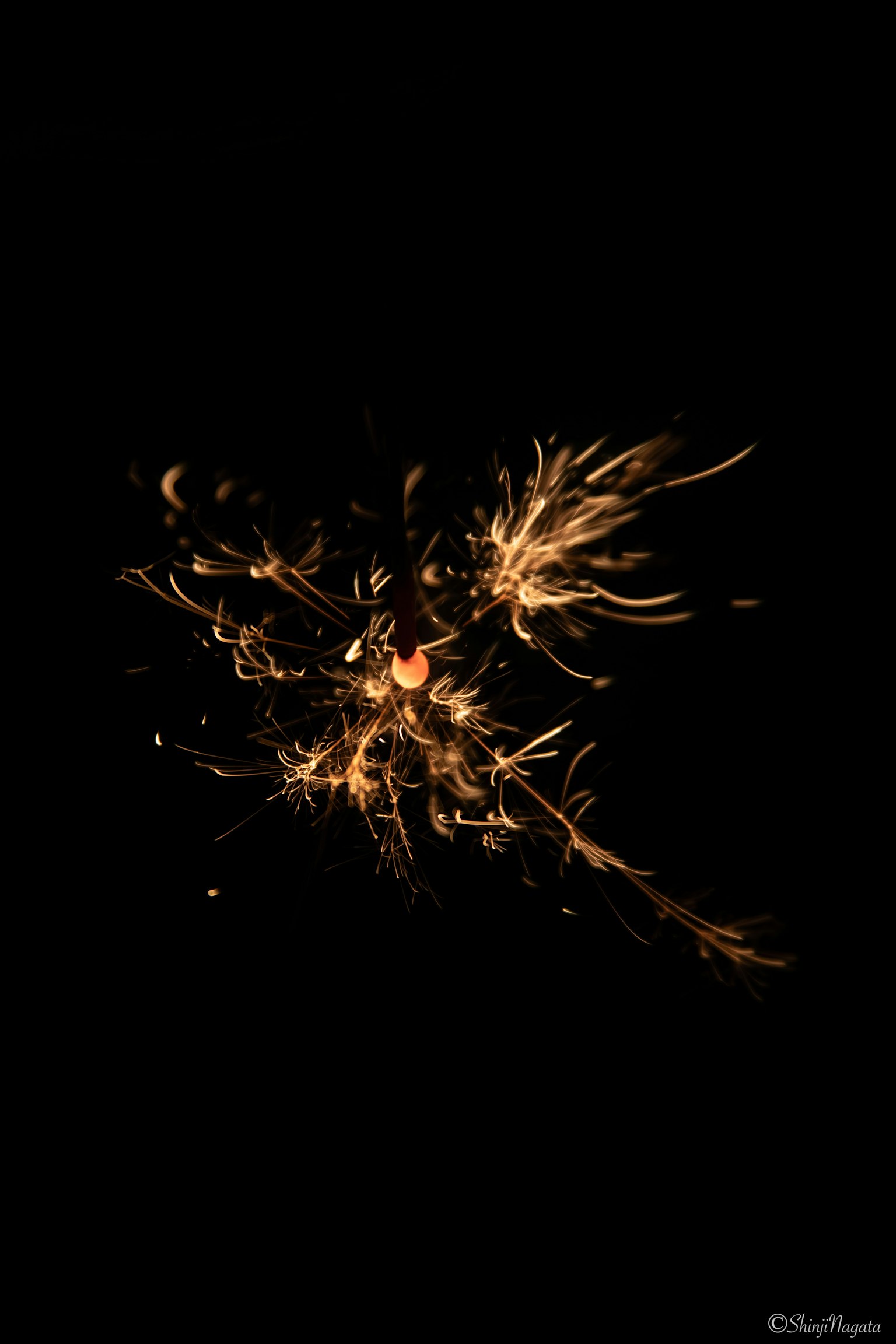 Scintille dorate che esplodono su uno sfondo scuro