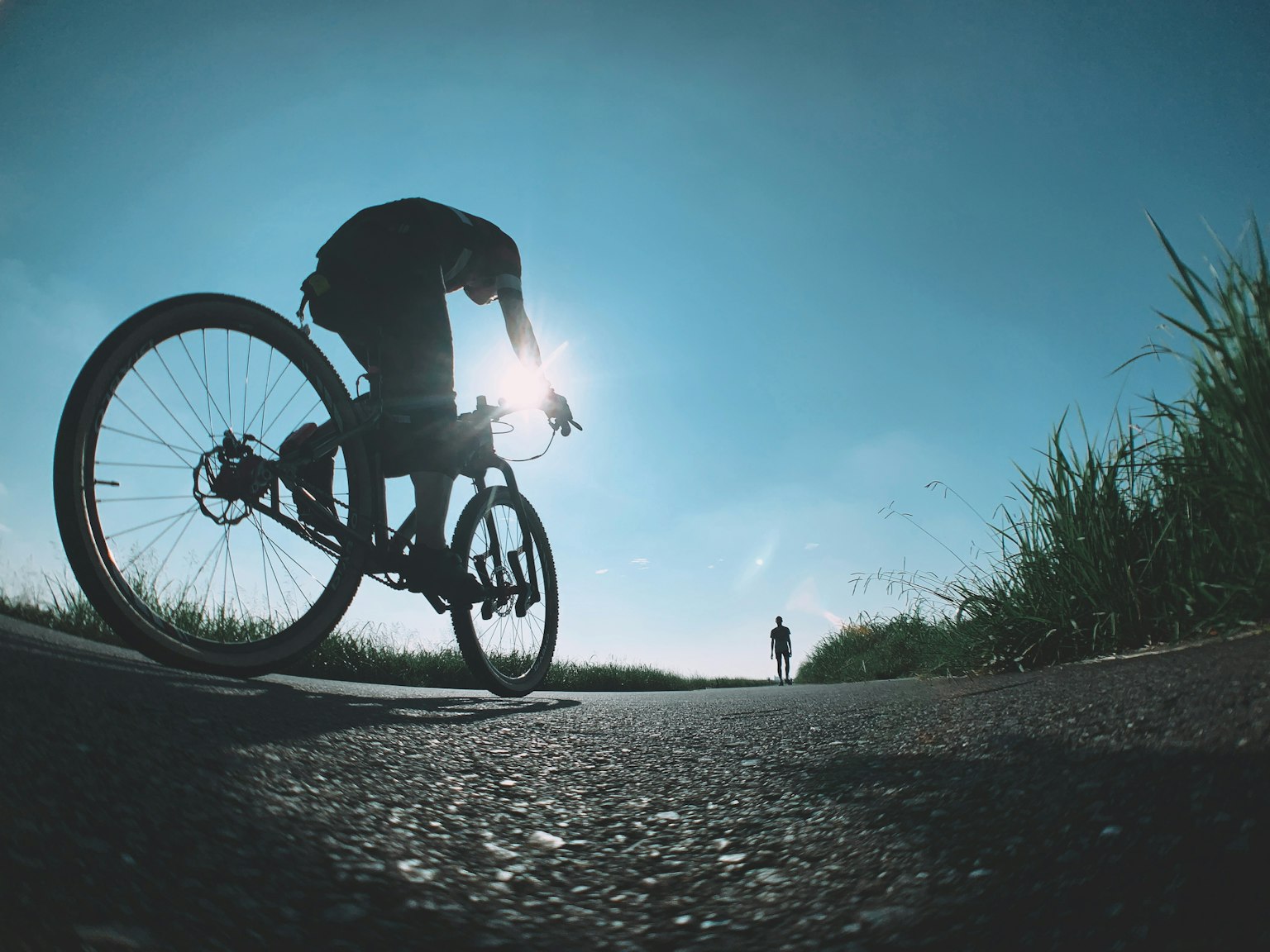 เงาของคนขี่จักรยานกับท้องฟ้าสีฟ้า