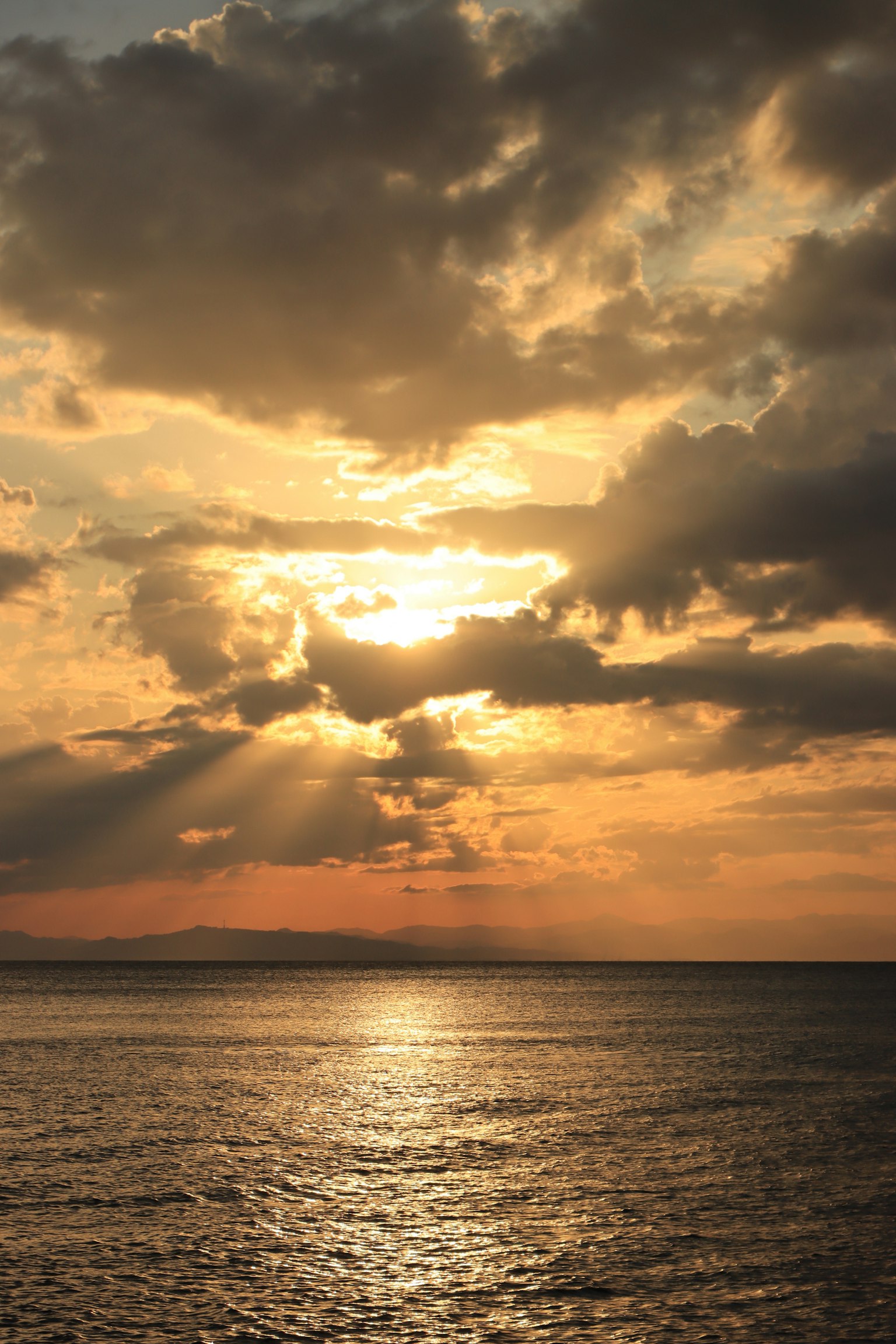Magnifique coucher de soleil sur l'océan avec des nuages et des reflets