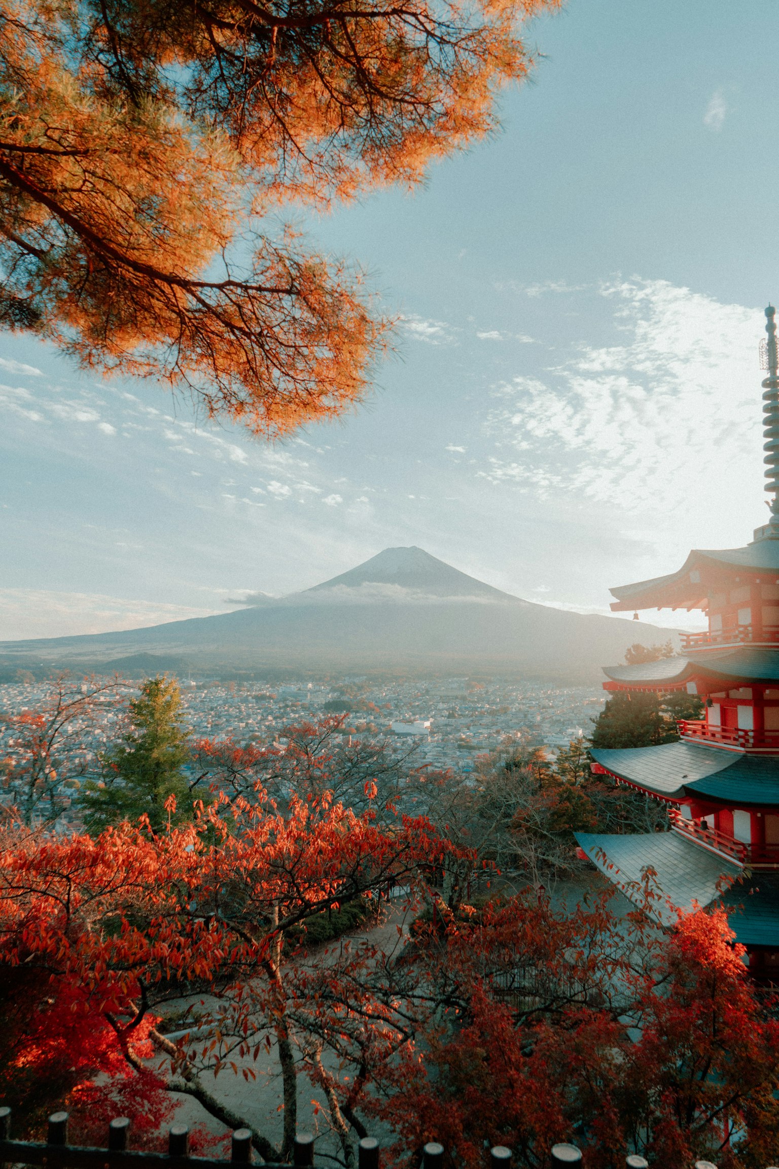 Vista escénica de una pagoda de cinco pisos con hojas de otoño y el monte Fuji al fondo
