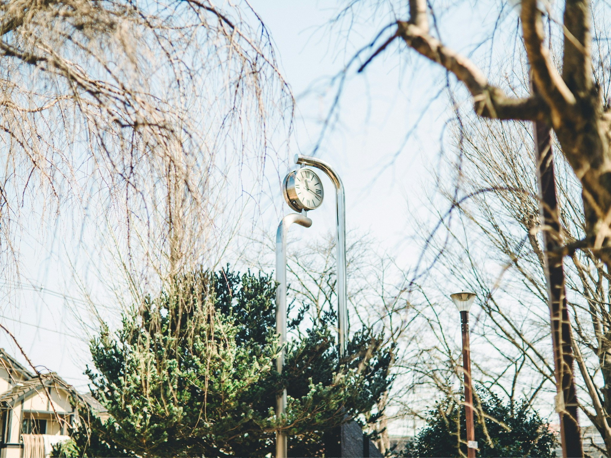 allée de parc avec lampadaires et horloge