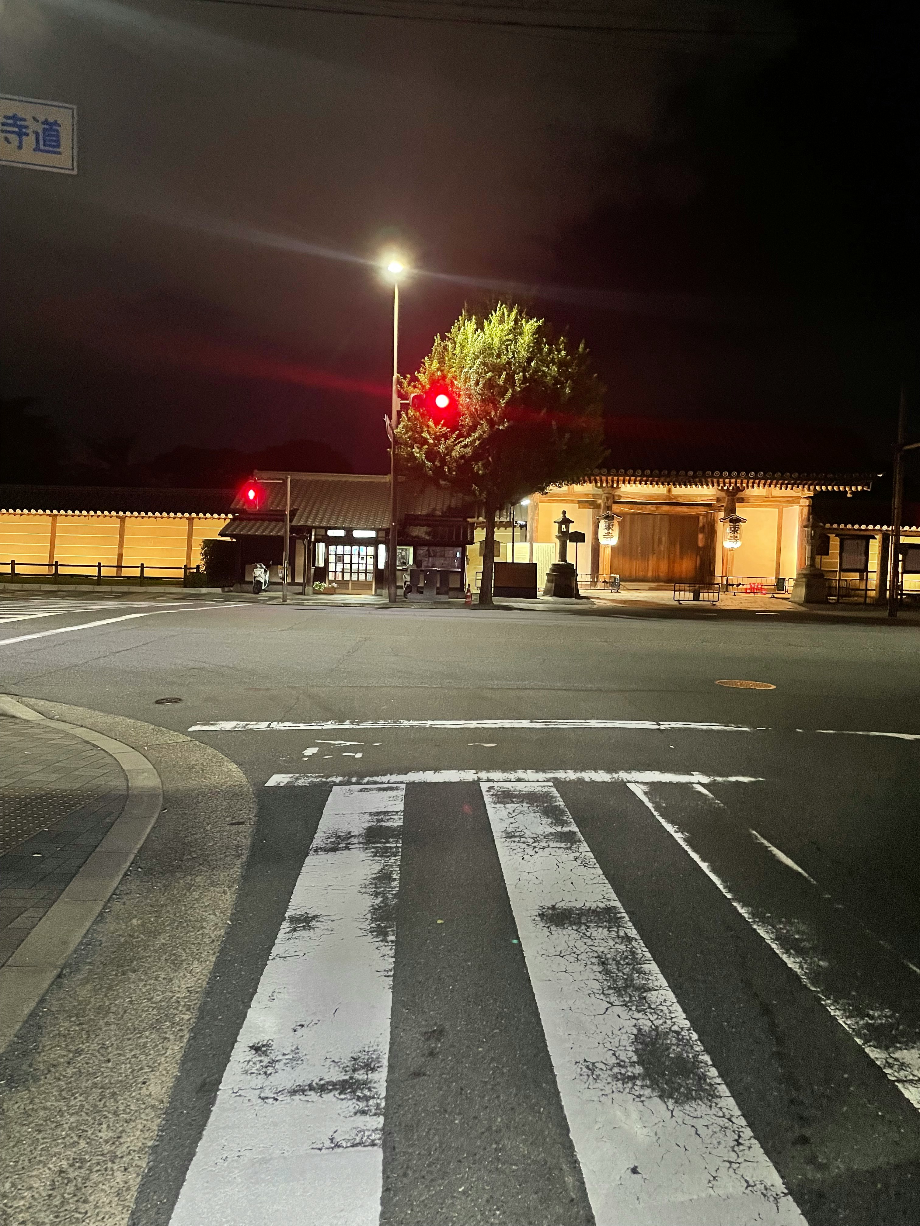 夜の京都の信号待ちのある交差点