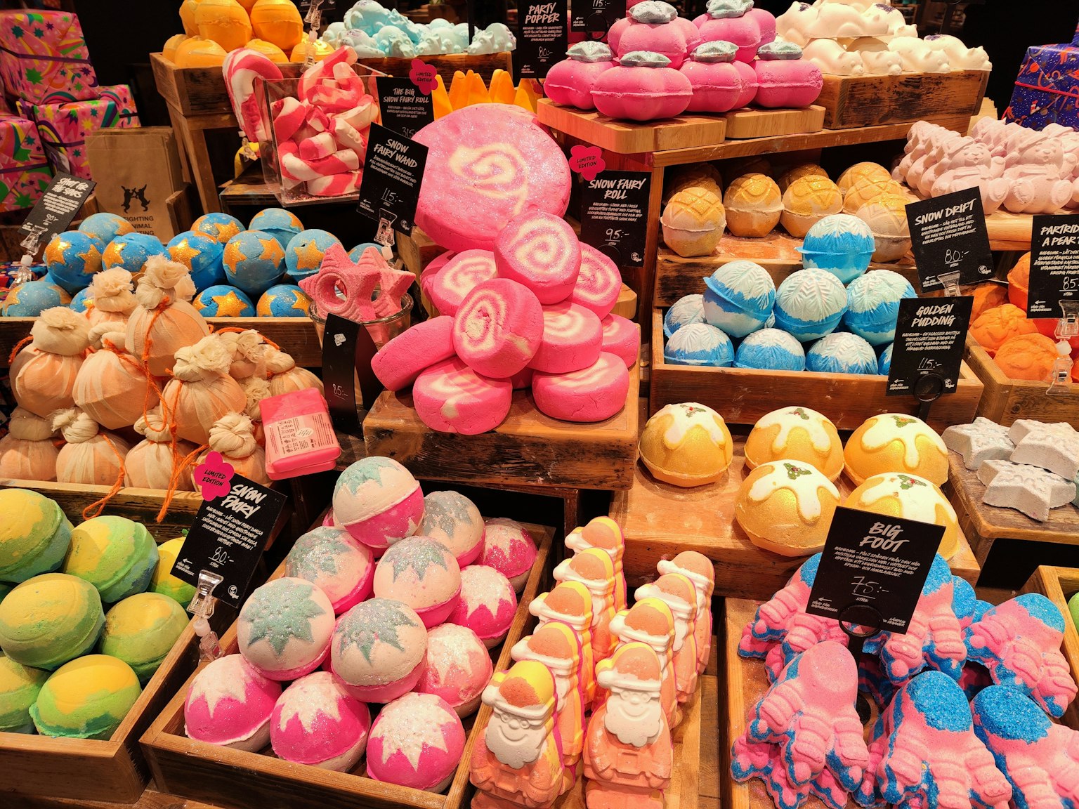 Bombas de baño coloridas dispuestas en cajas de madera