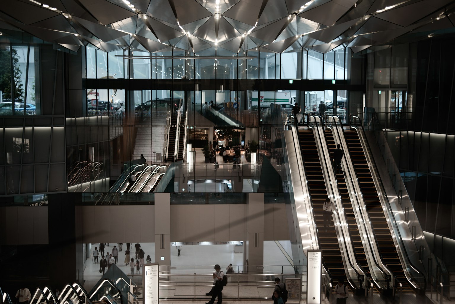 Intérieur d'un bâtiment moderne avec des escalators et un hall spacieux