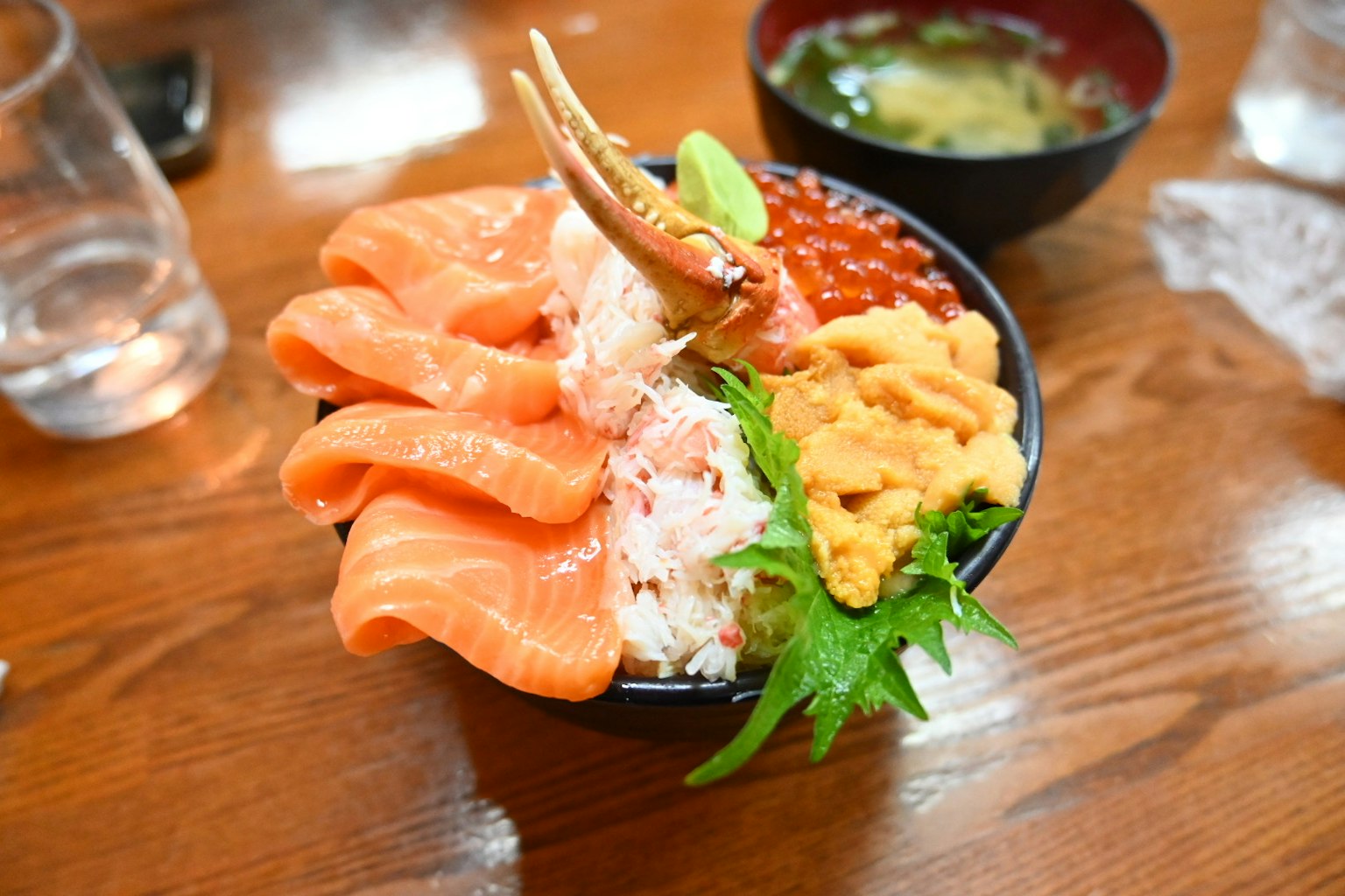 Sashimi-Schüssel mit Lachs, Krabben, Seeigel und Lachsrogen