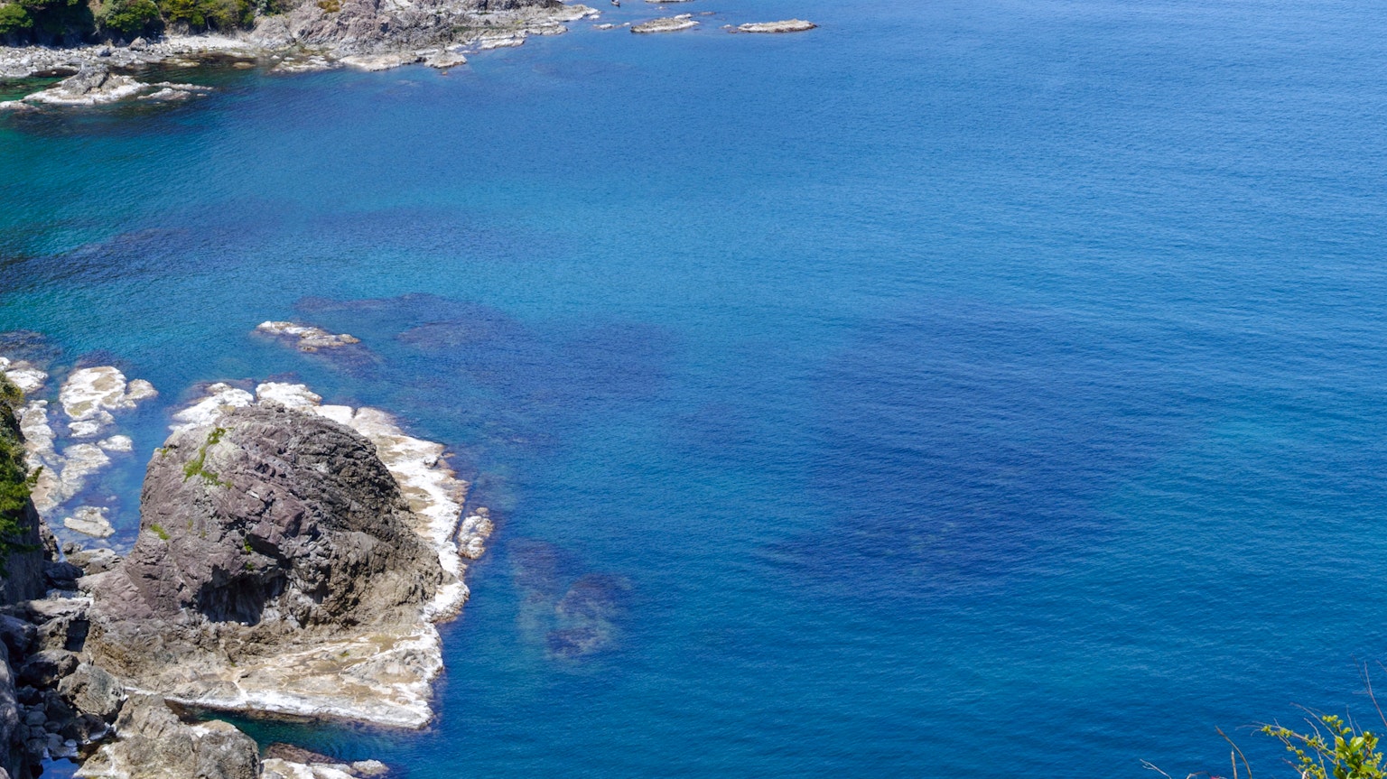 Vista escénica del océano azul y la costa rocosa