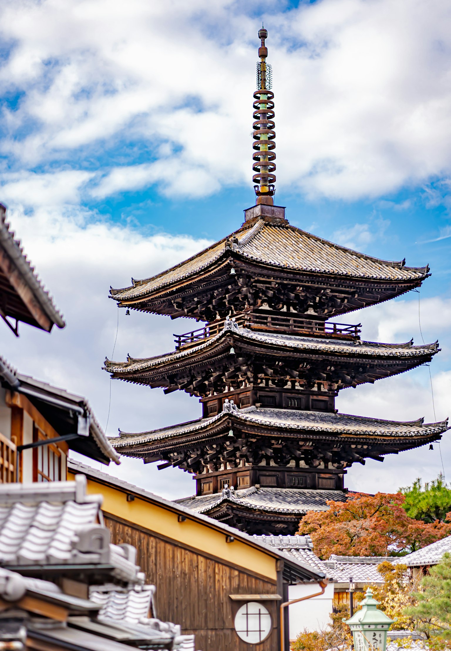 京都的五层塔和传统建筑的美丽景观