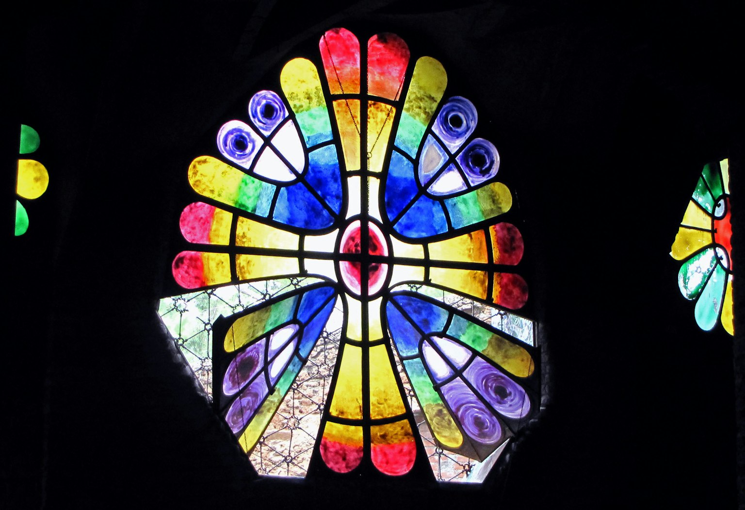 Buntes Glasdesign mit einem kreisförmigen Muster