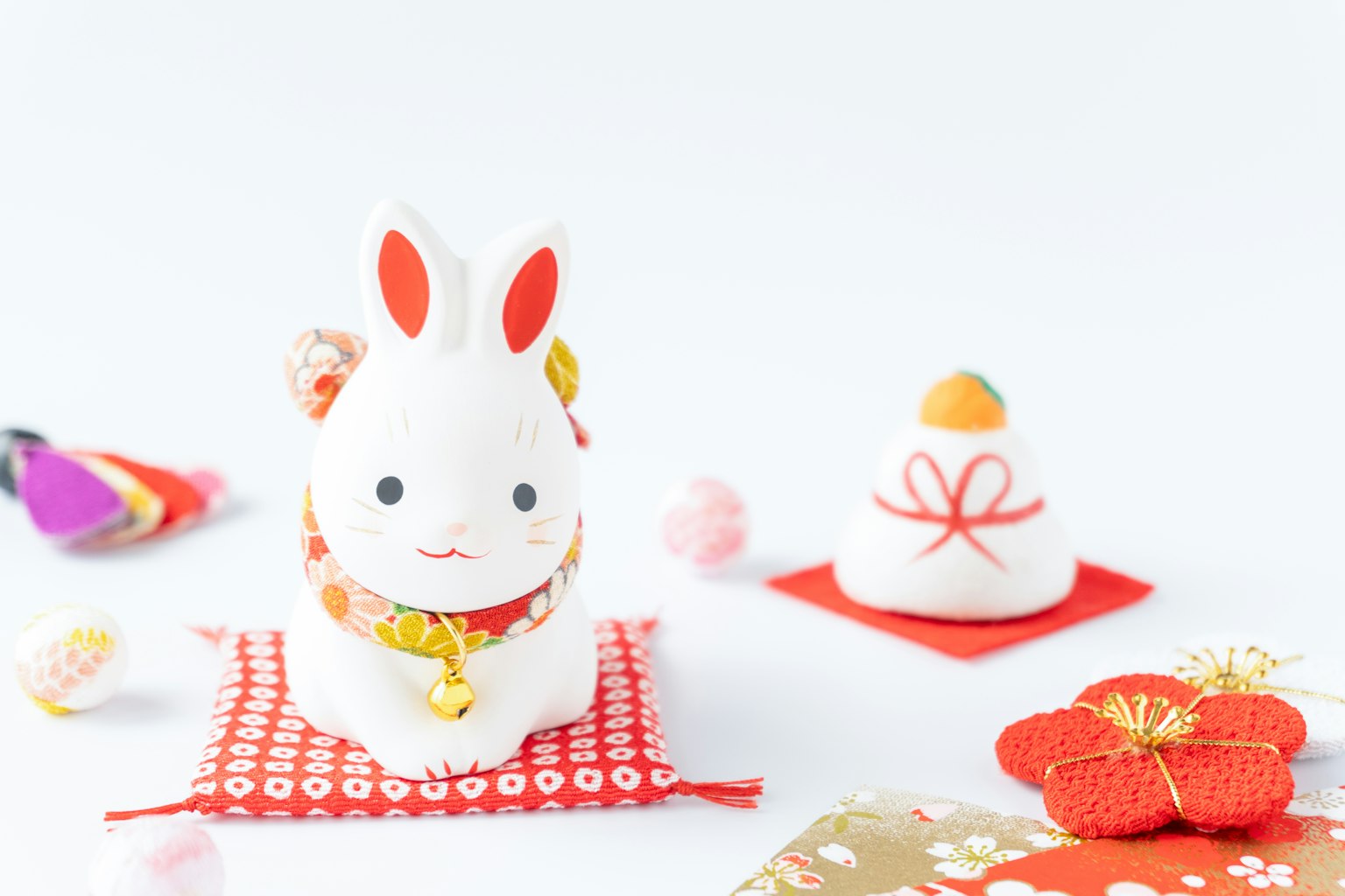 Tượng thỏ trắng được bao quanh bởi các trang trí màu đỏ cho Tết Nguyên Đán