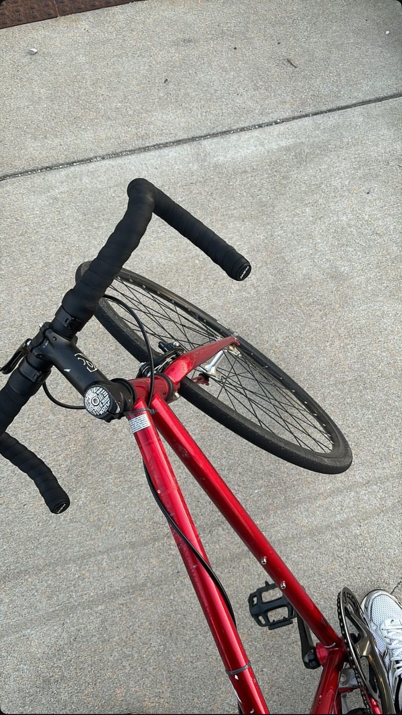 路上に停められた赤い自転車