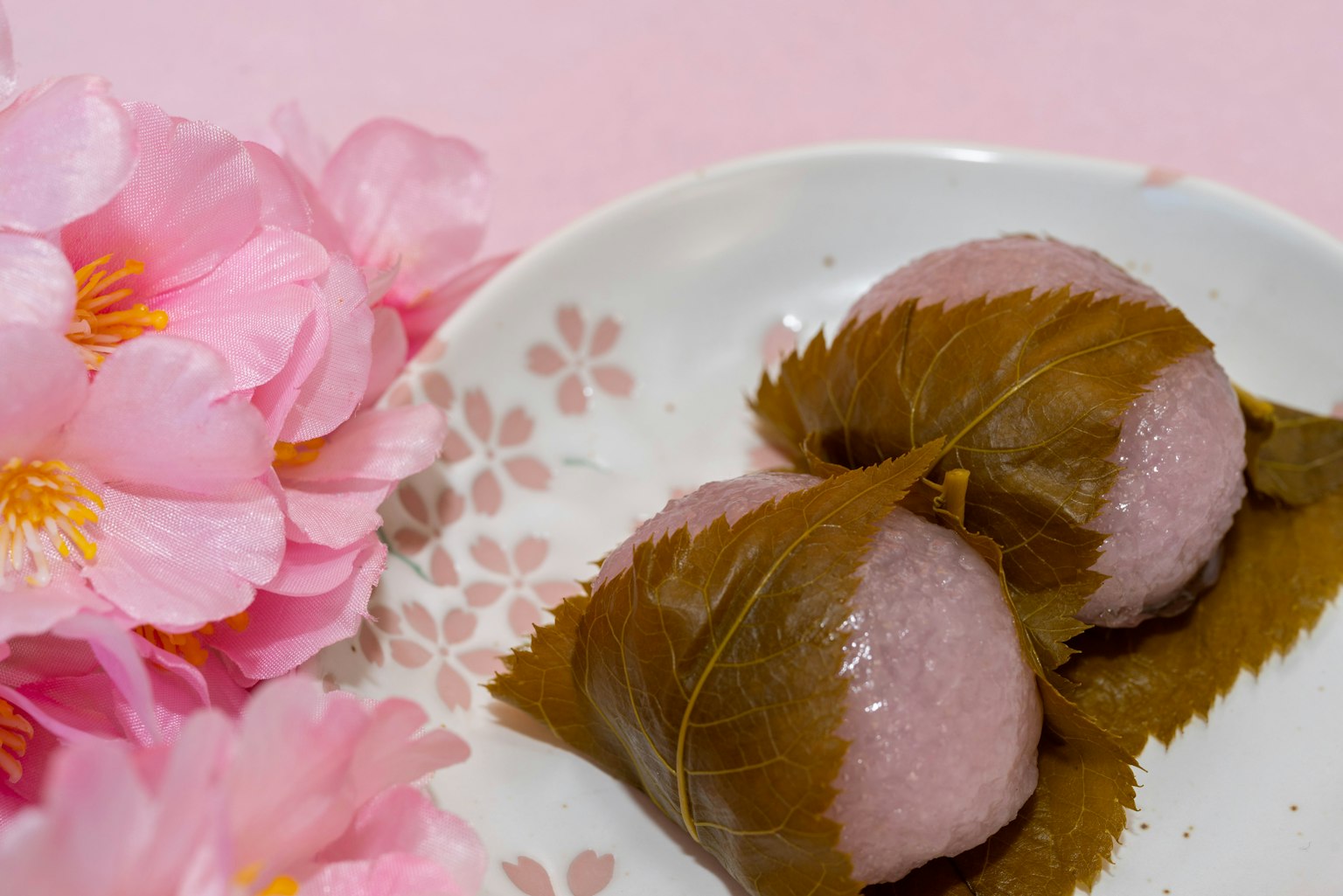 Hermosa presentación de sakura mochi con flores de cerezo