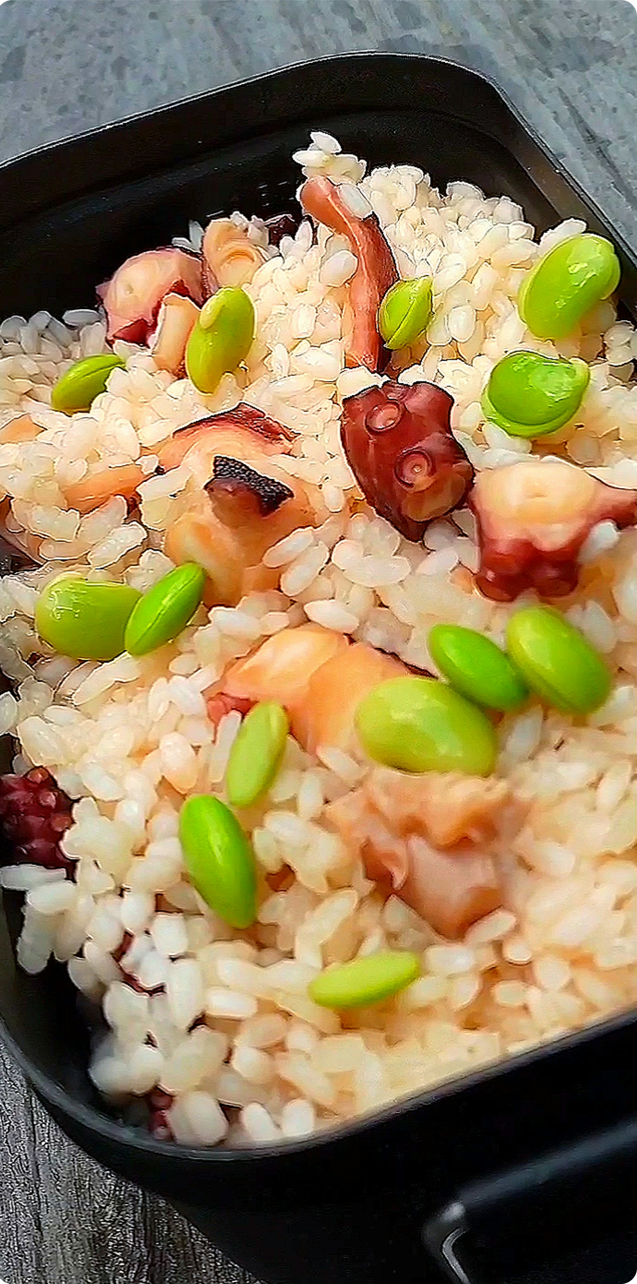 黒い器の枝豆と魚介の炊き込みご飯