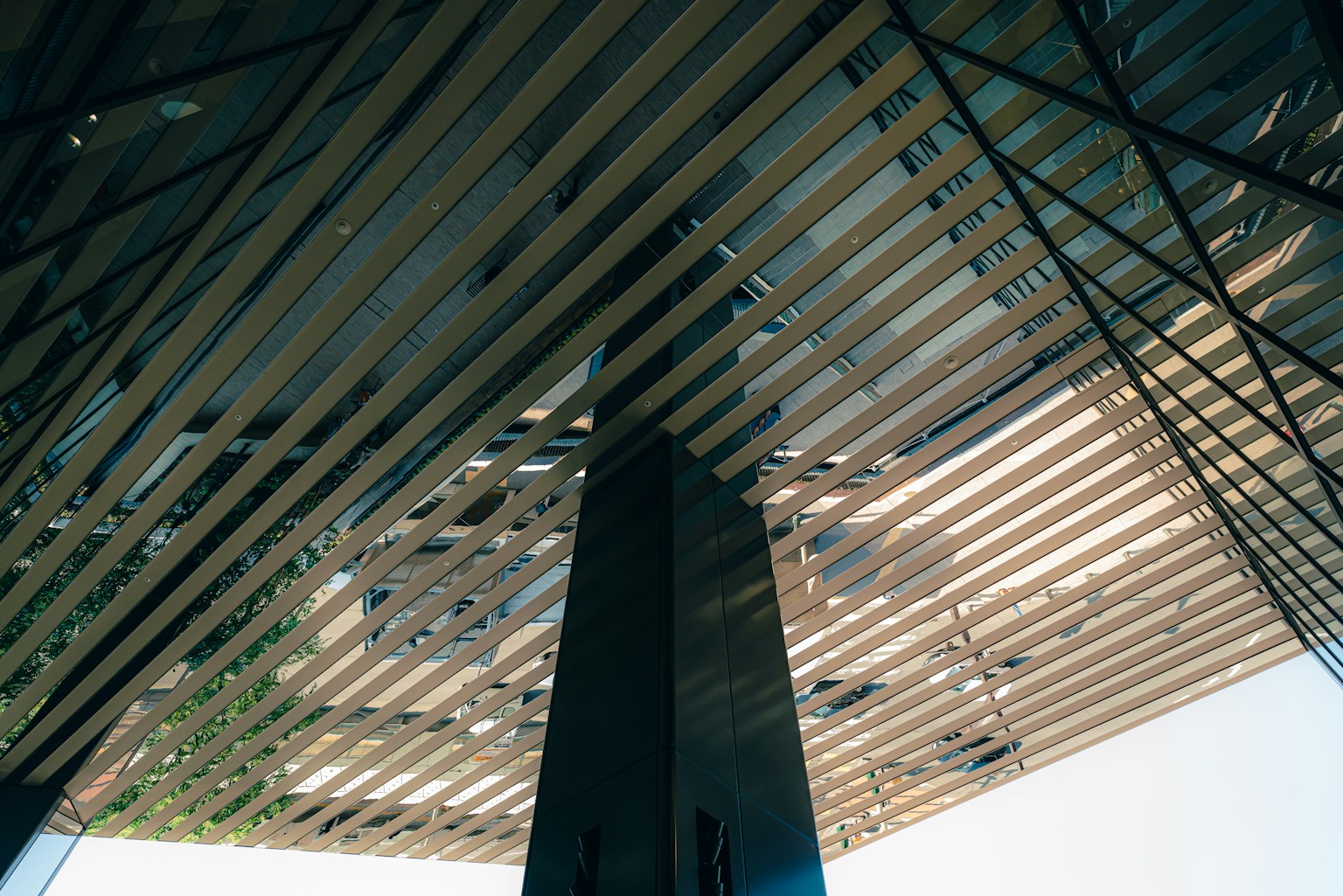 Design architettonico unico del soffitto e della colonna visto dal basso