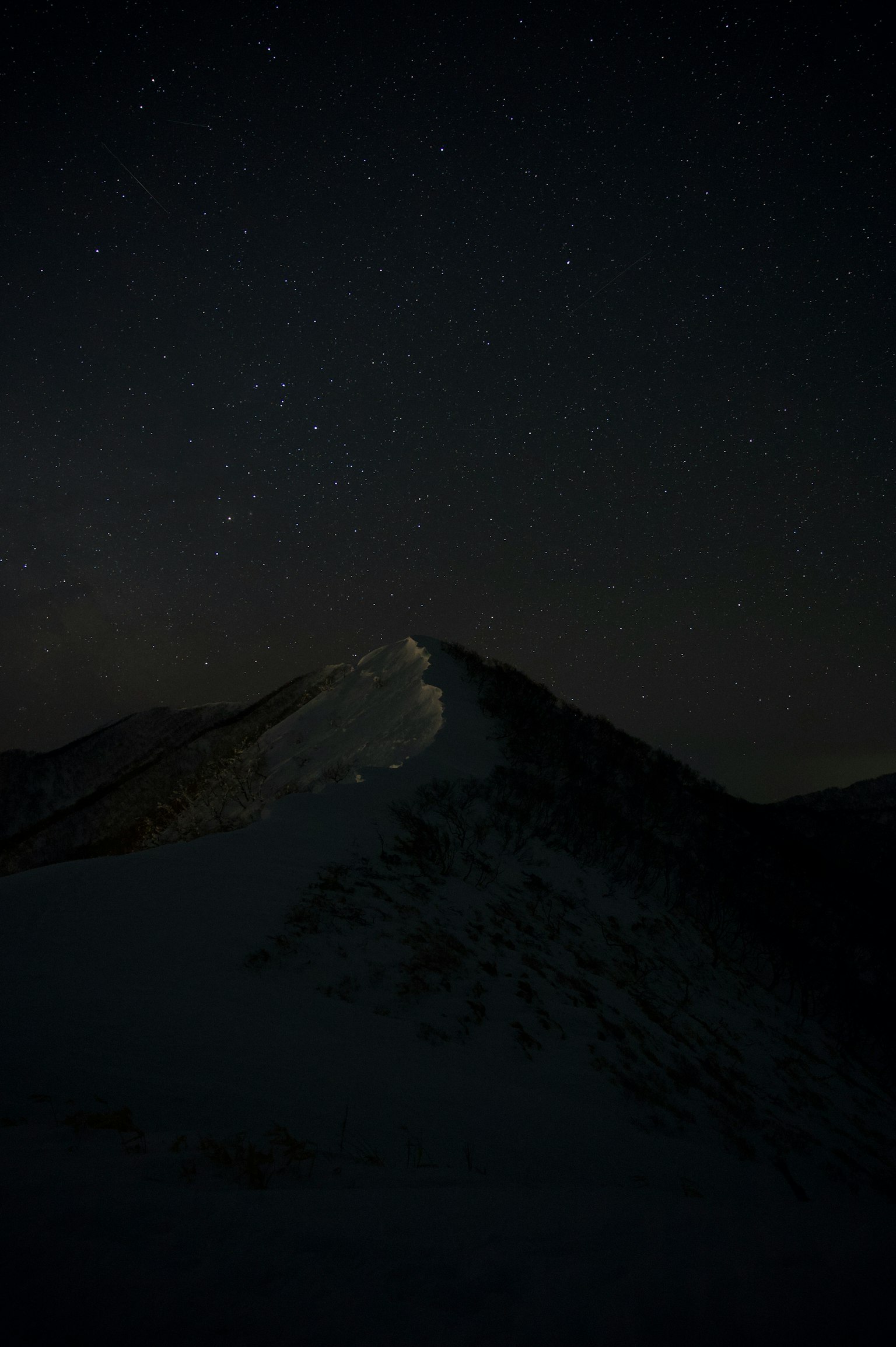 Cima di montagna sotto un cielo stellato