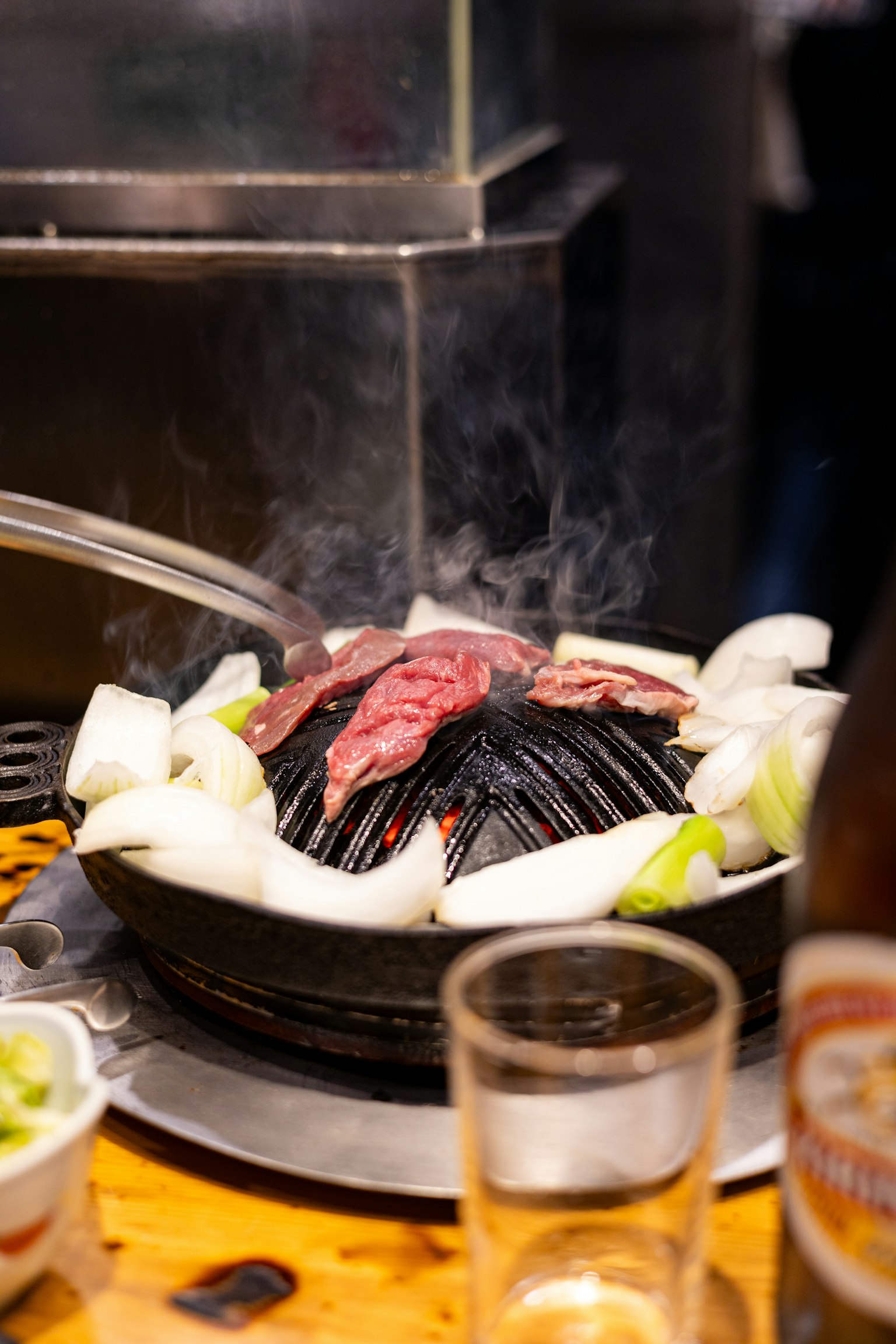Daging dan sayuran dipanggang di atas panggangan