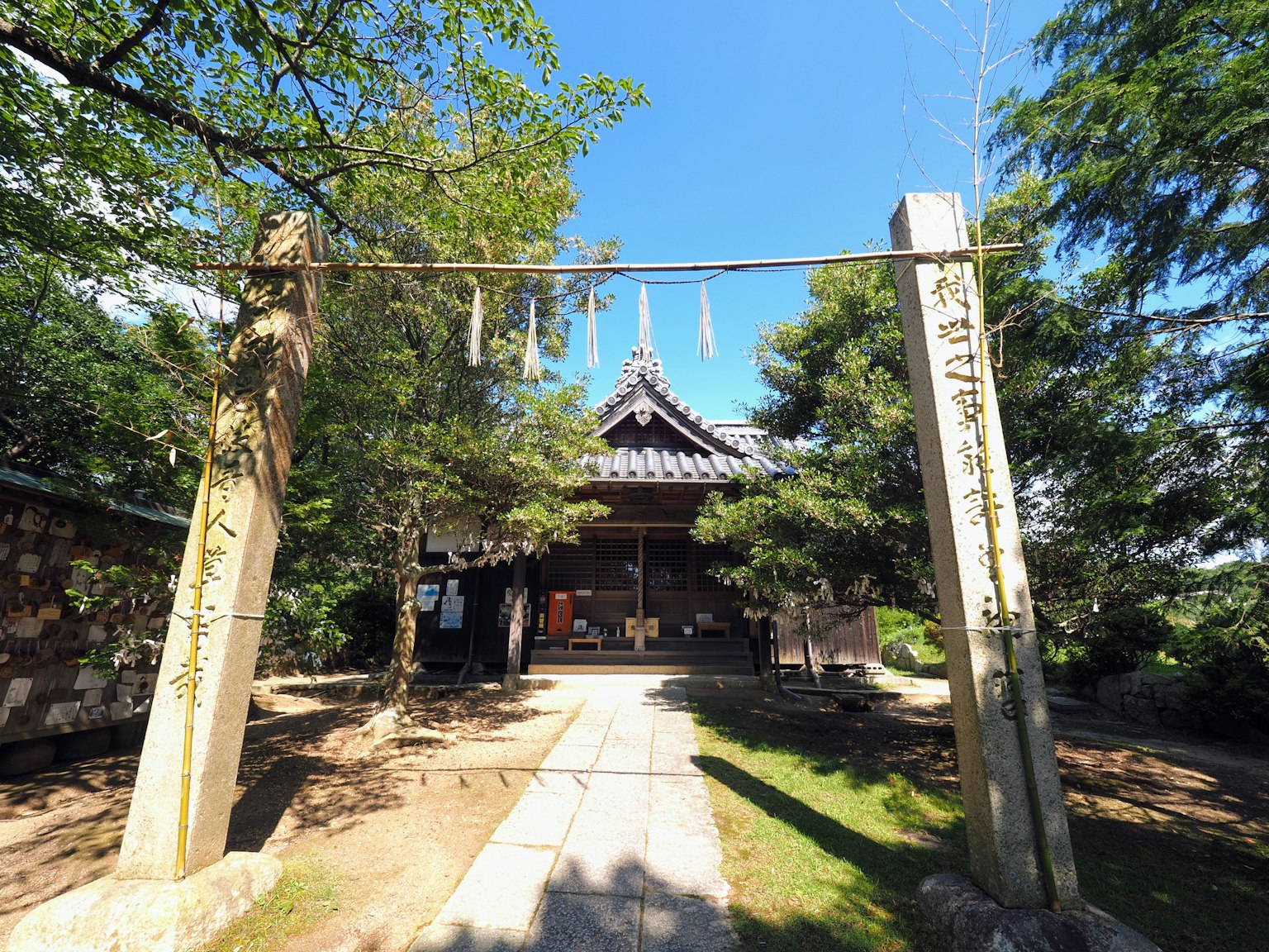 Torii-Tor am Eingang eines Schreins mit üppigem Grün