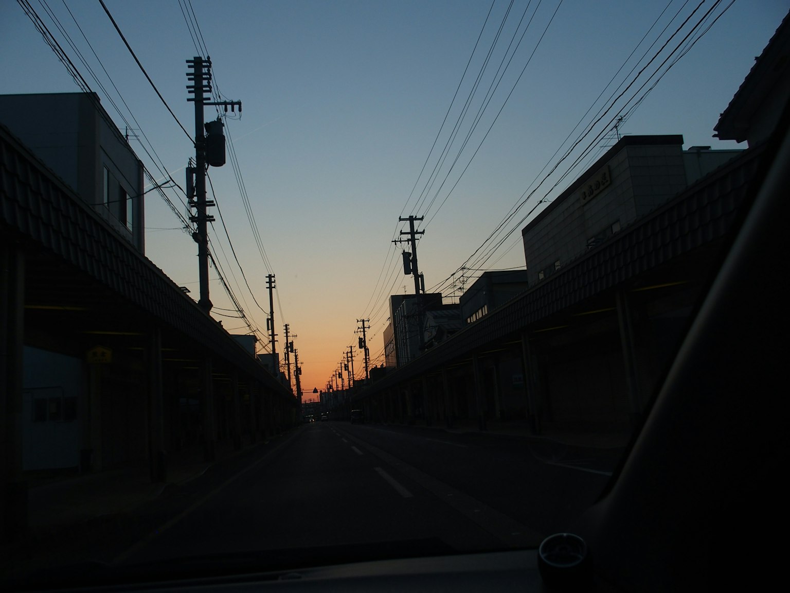 Ruhige Straßenszene mit Sonnenuntergang im Hintergrund