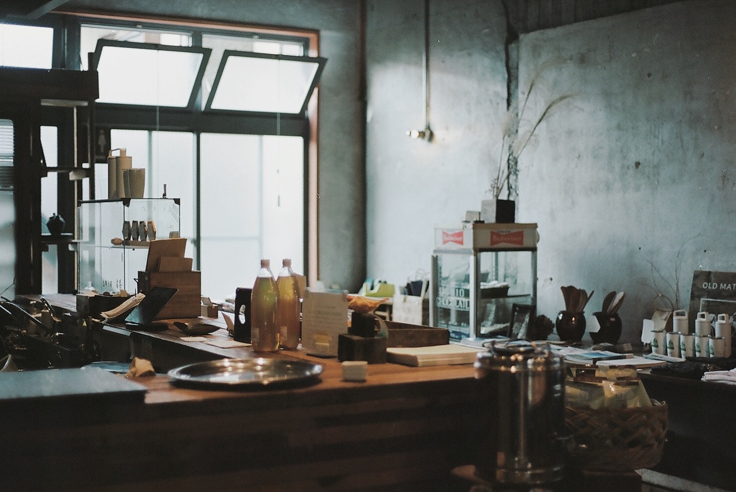 bàn làm việc với dụng cụ và đồ nhỏ trong xưởng tường bê tông