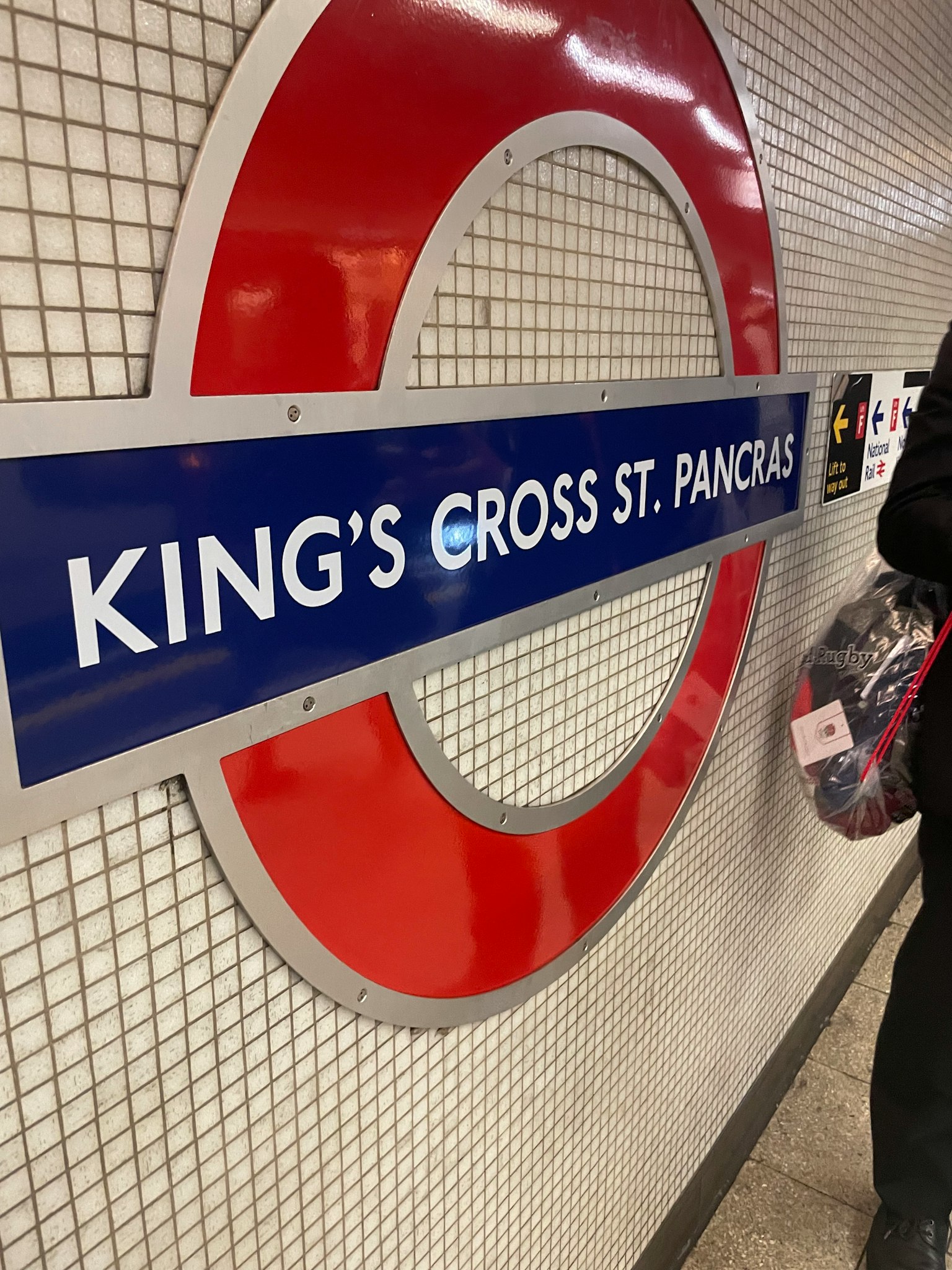 Schild der Station King's Cross St. Pancras in der Londoner U-Bahn