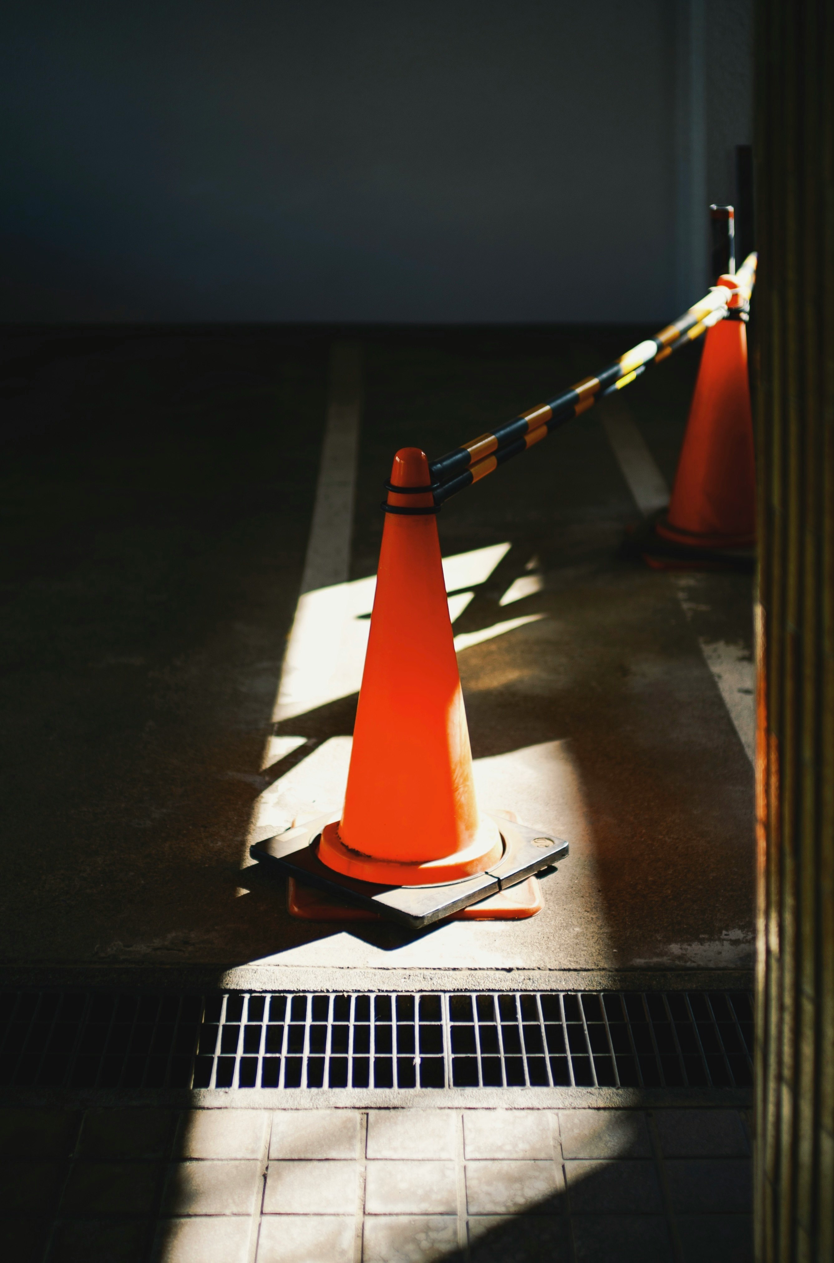 室內走廊裡的橙色路錐與隔離帶
