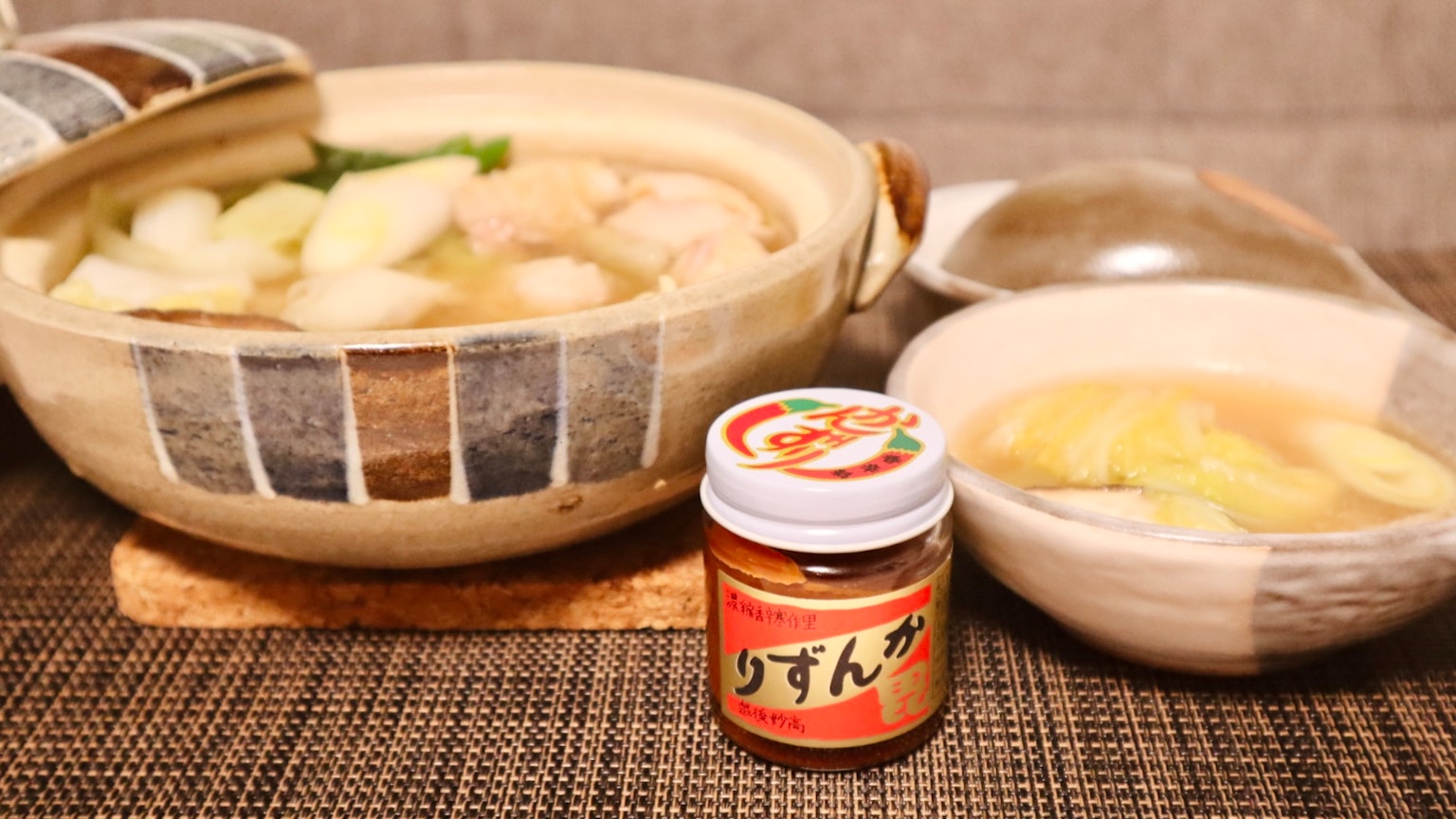 Hidangan hot pot dengan mangkuk sup dan botol bumbu