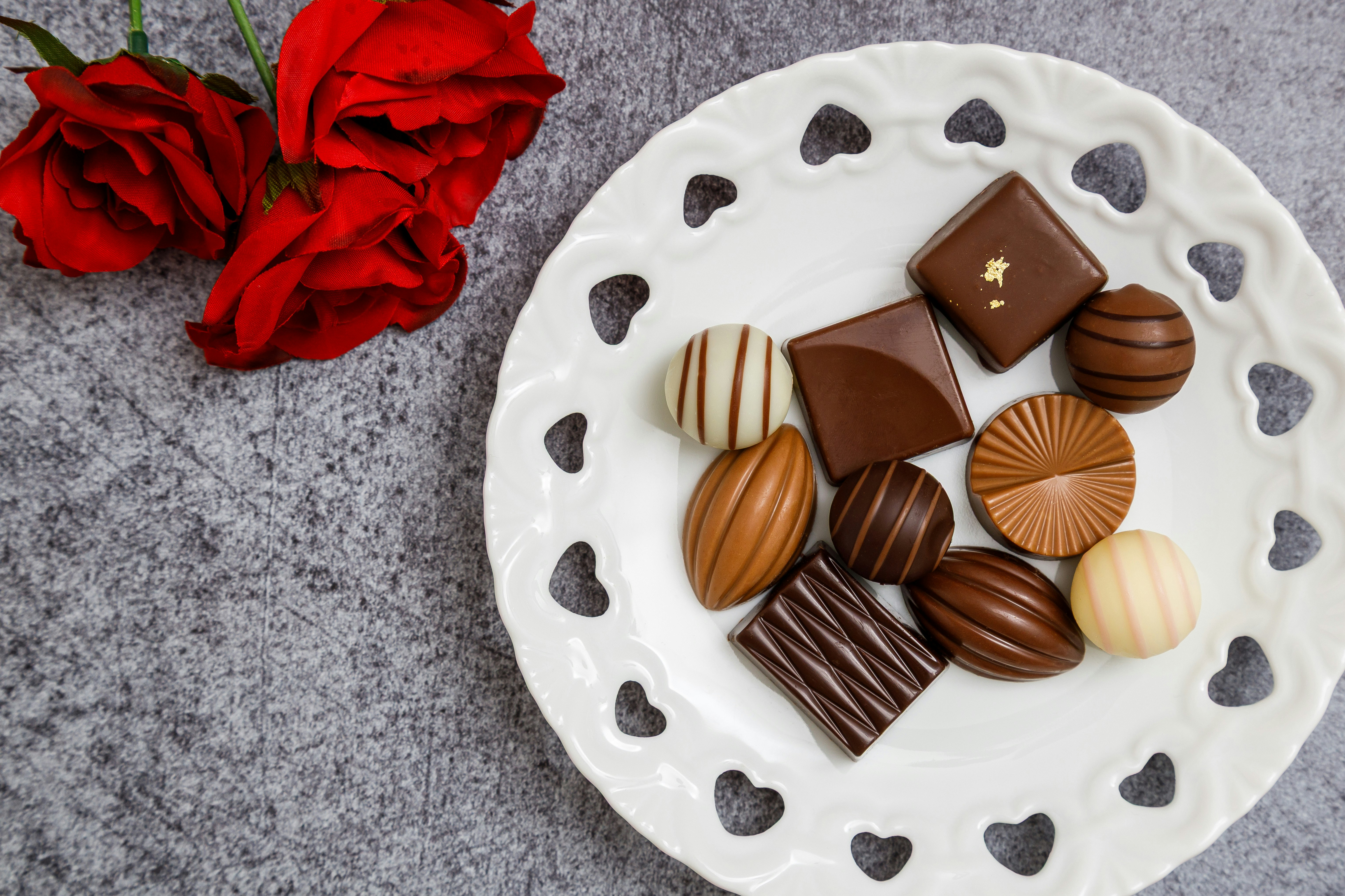 Selección de chocolates y caramelos estilo San Valentín