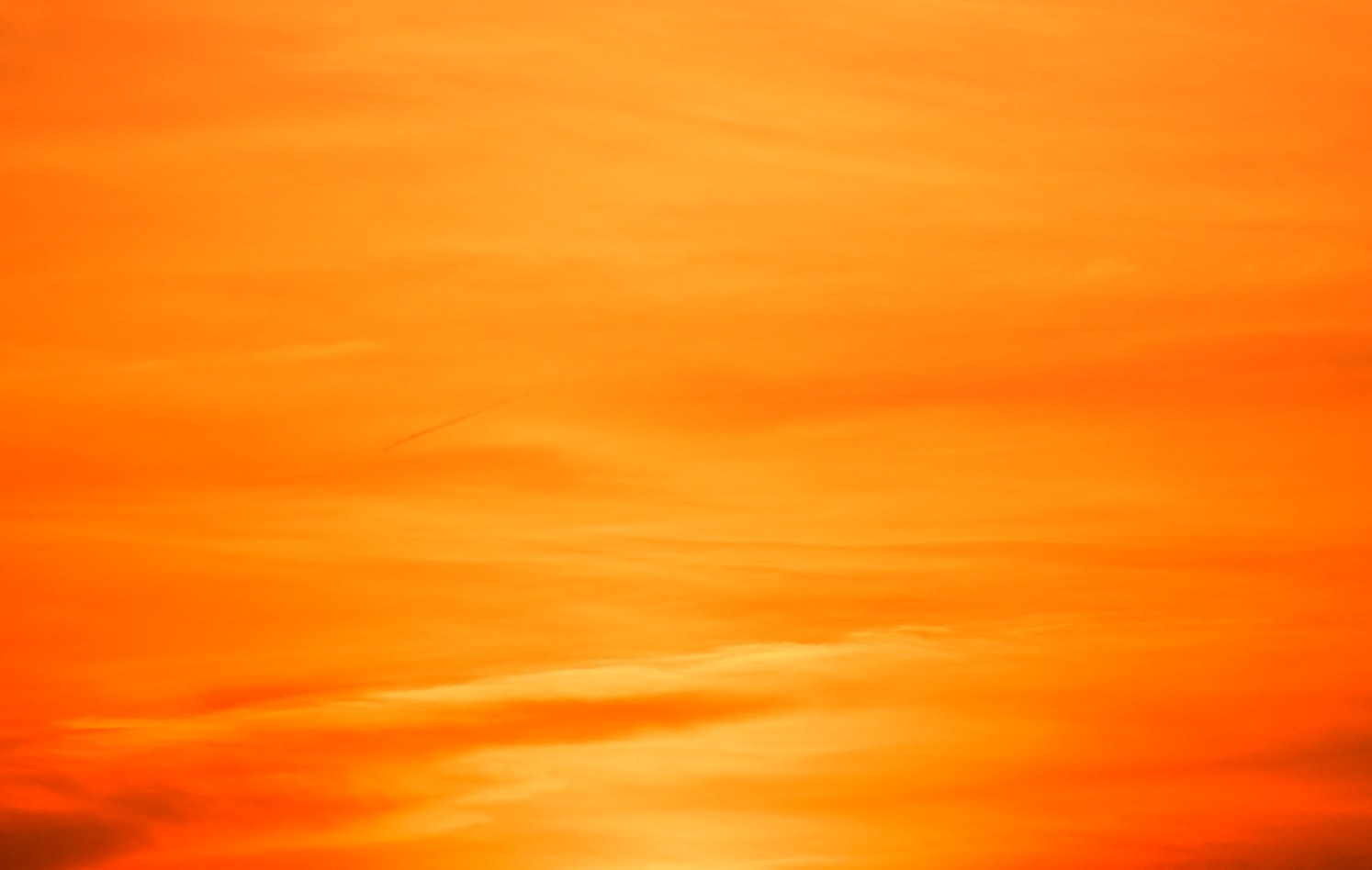 Orangefarbener Sonnenuntergang-Himmel im Farbverlauf
