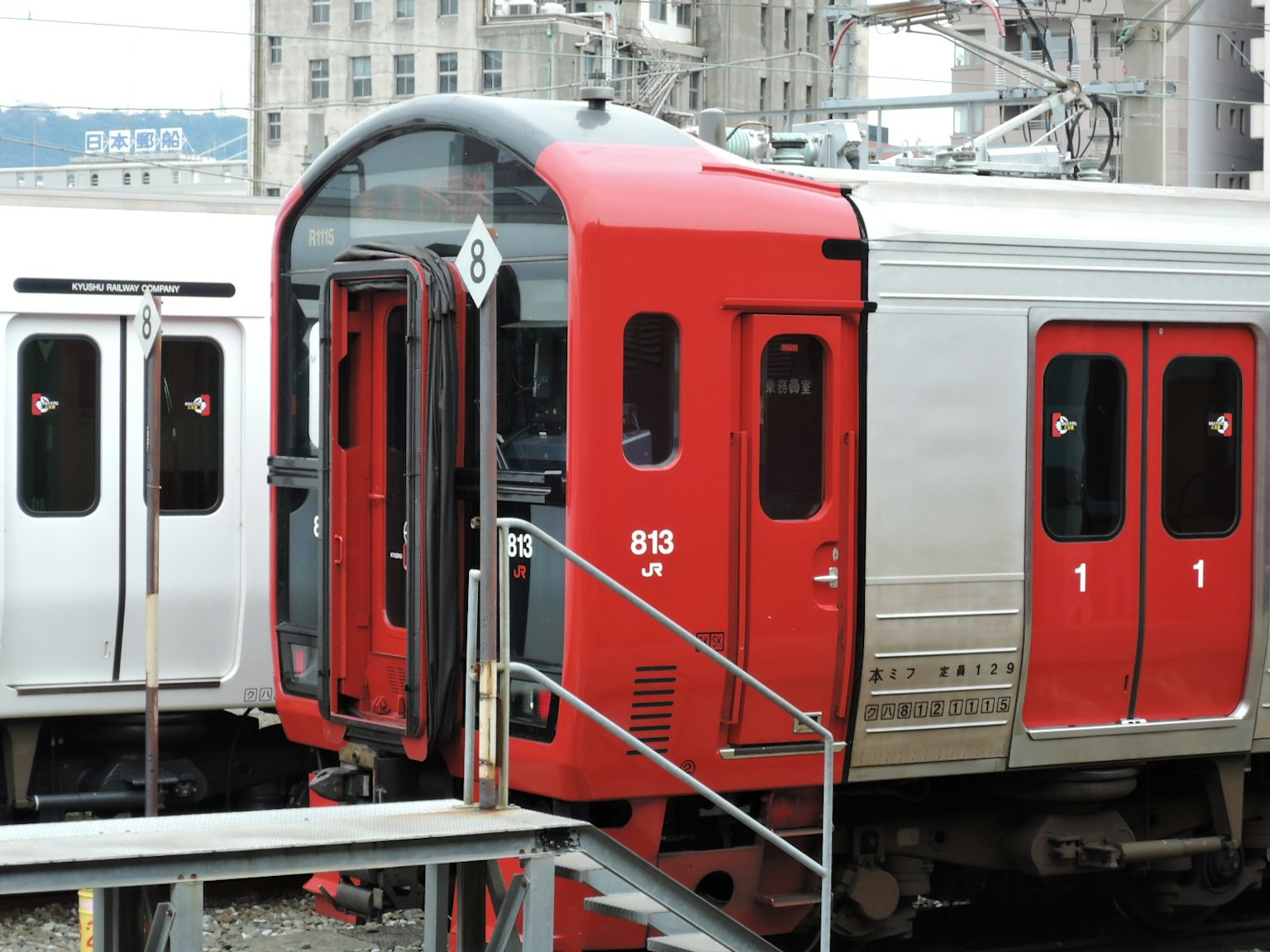 Train à la gare avec une porte rouge ouverte