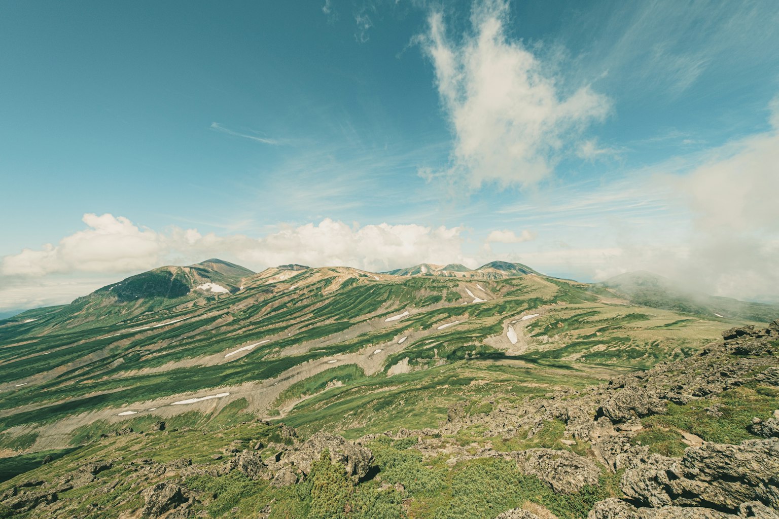 Ampio paesaggio montano con cielo azzurro