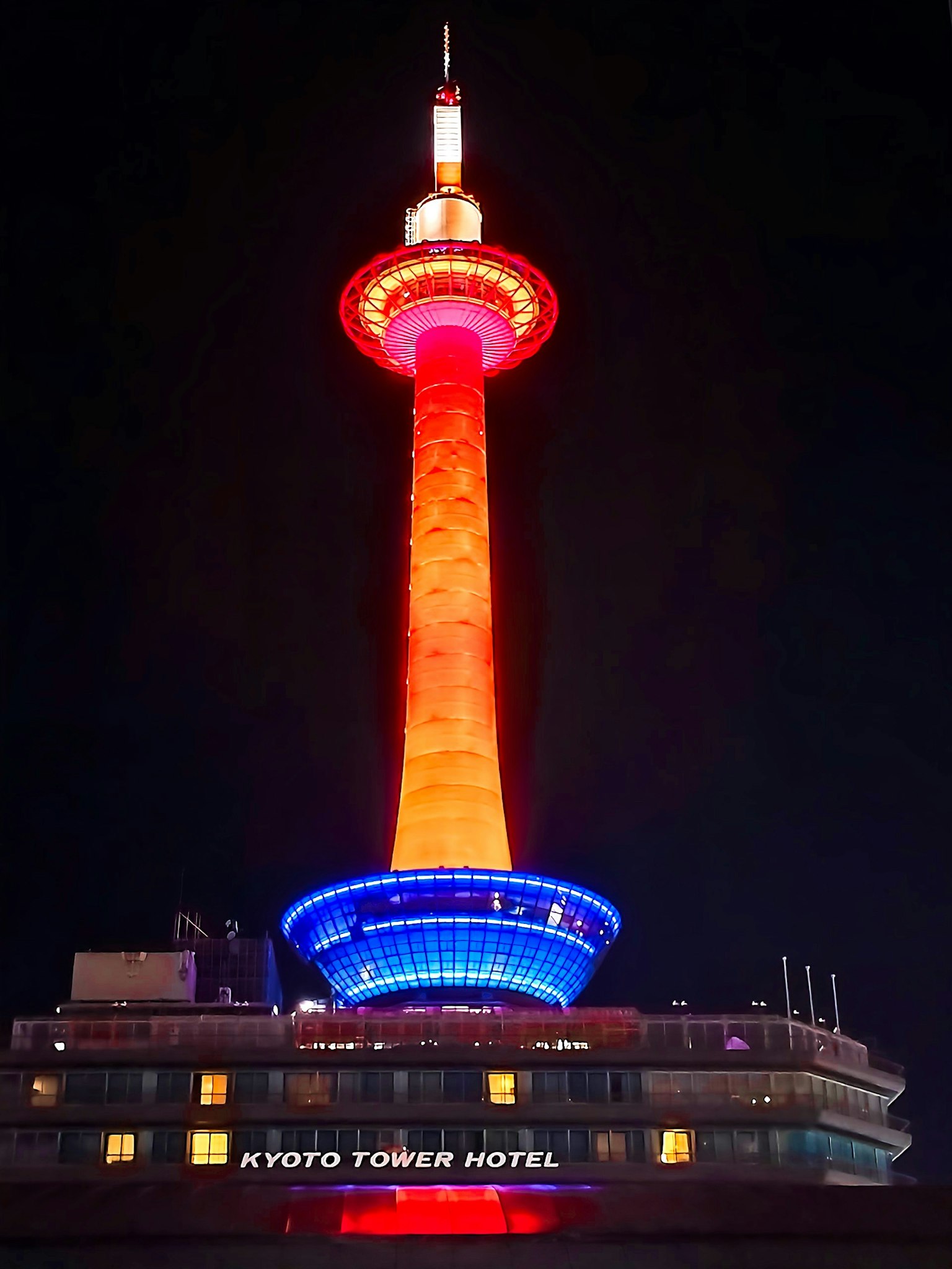 Menara Kyoto di malam hari dengan pencahayaan berwarna