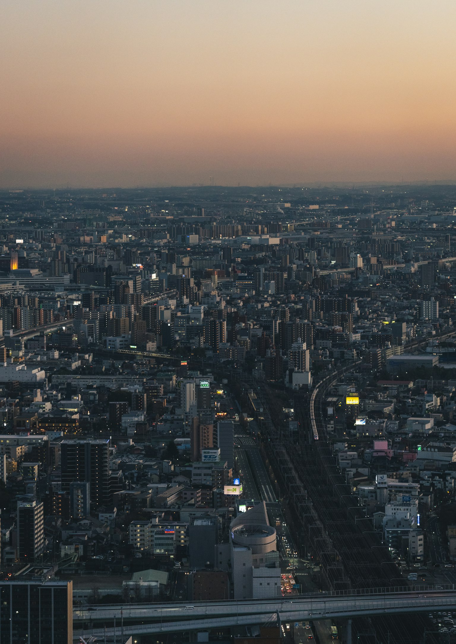 Panoramablick auf eine Stadt bei Dämmerung mit Wolkenkratzern und Straßen