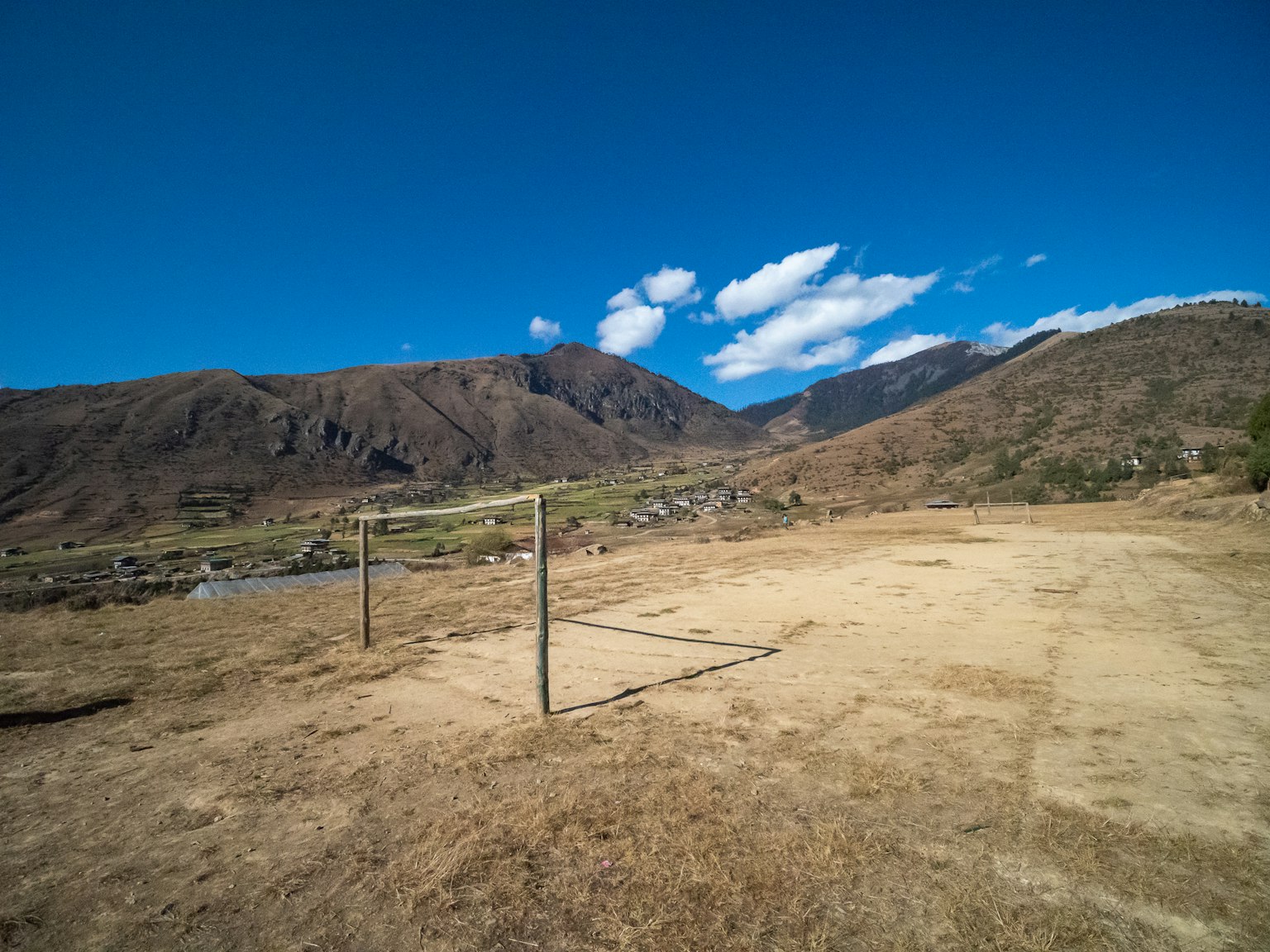 Un terrain de volley-ball dans un paysage sec avec des montagnes en arrière-plan