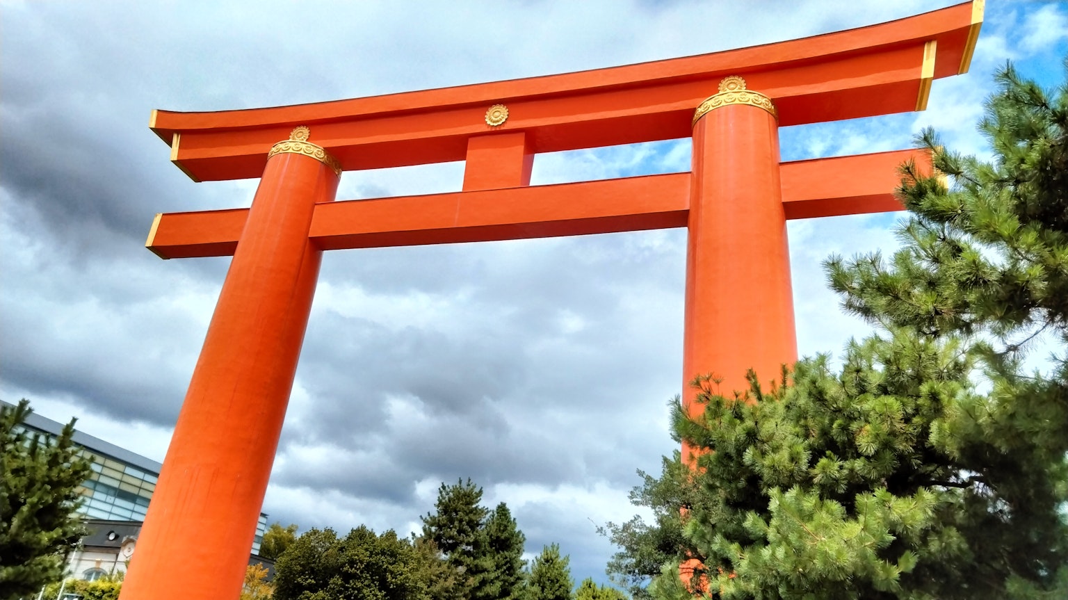 Lebhafte rote Torii-Tor gegen einen bewölkten Himmel