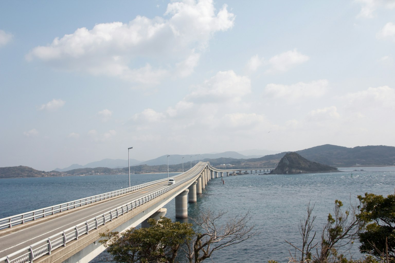 Puente sobre el mar con paisaje circundante