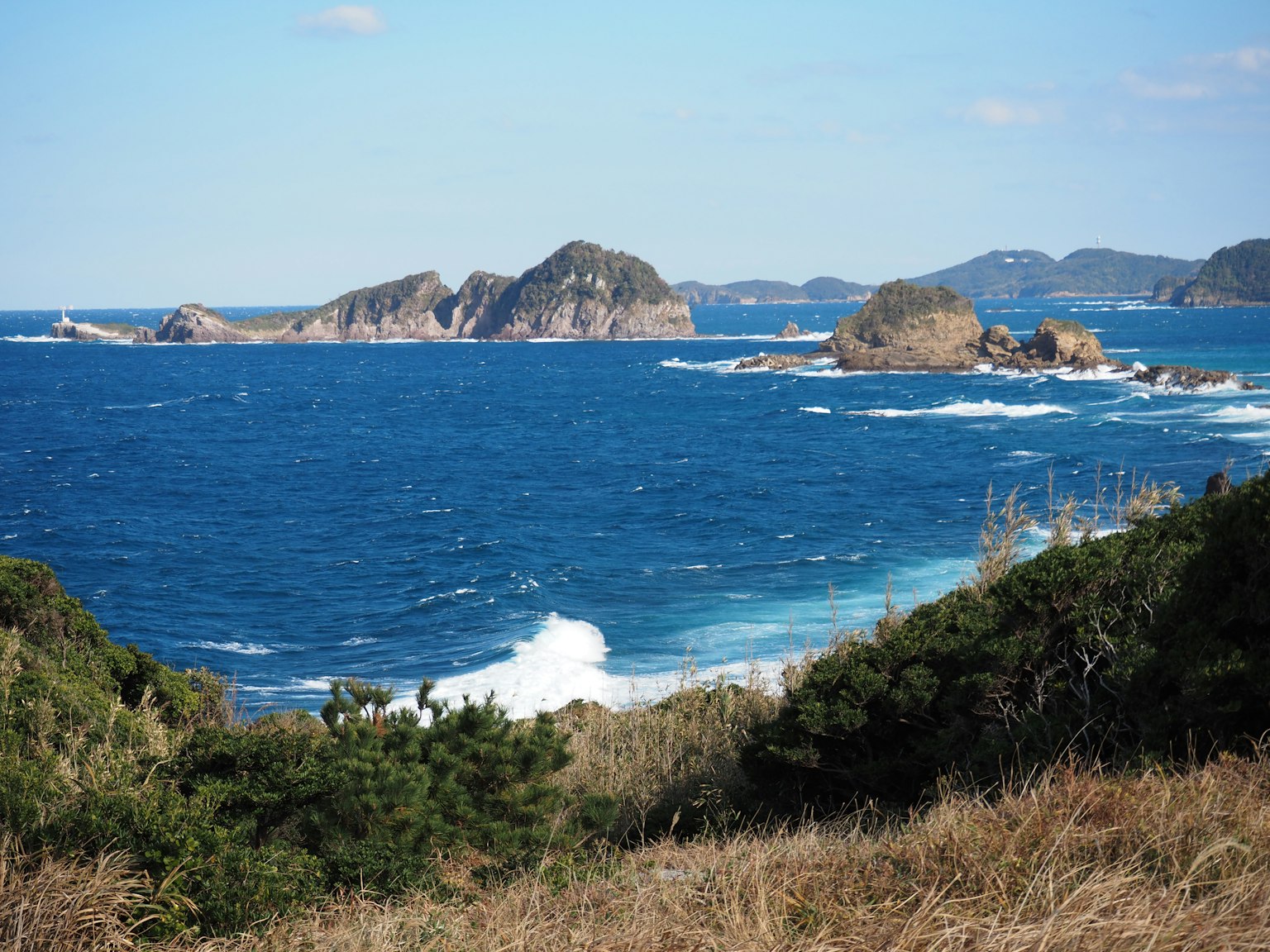 Vue pittoresque de l'océan bleu avec des petites îles