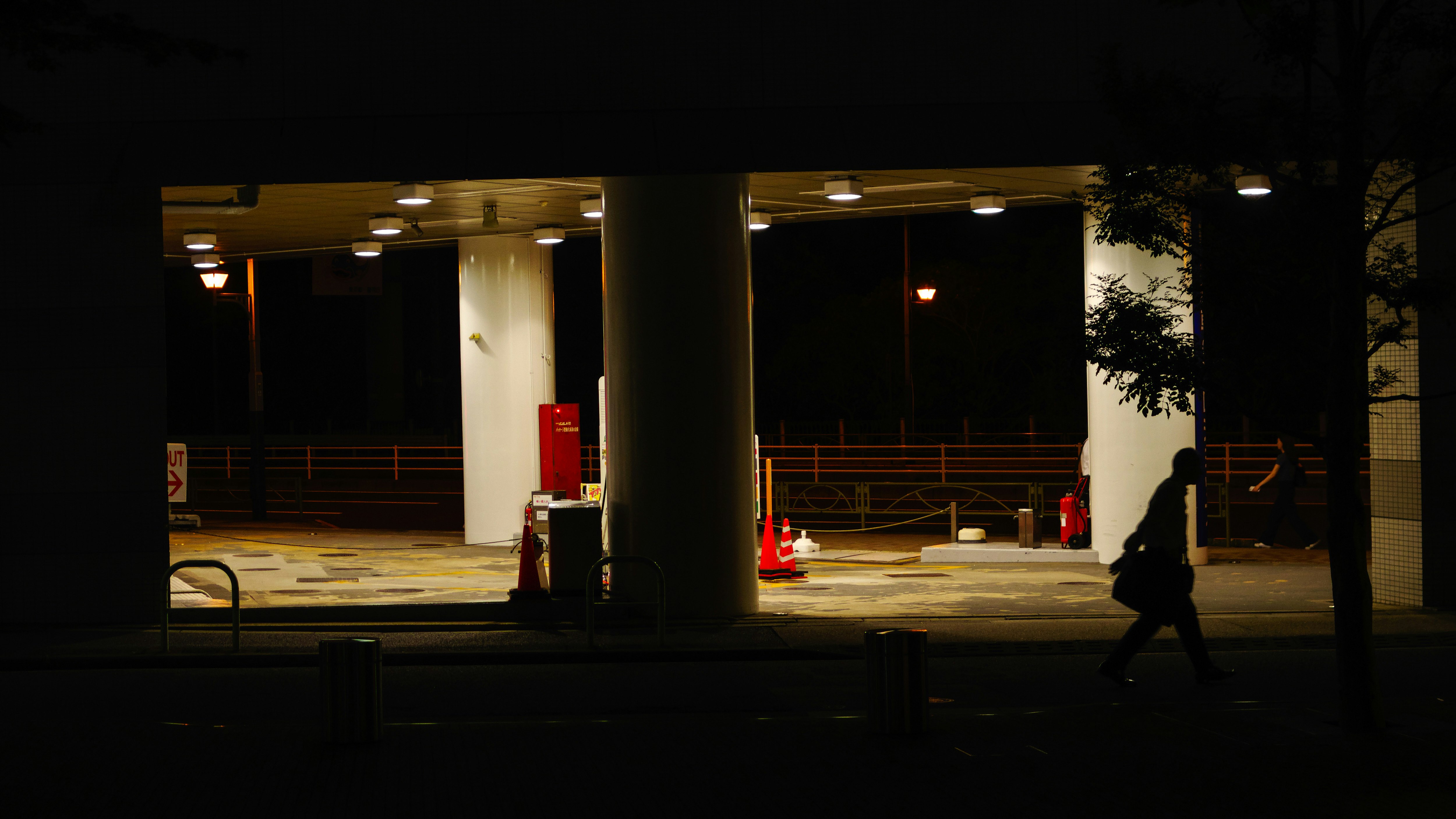 夜の元赤坂の都市風景を望む建物の入口前の通り