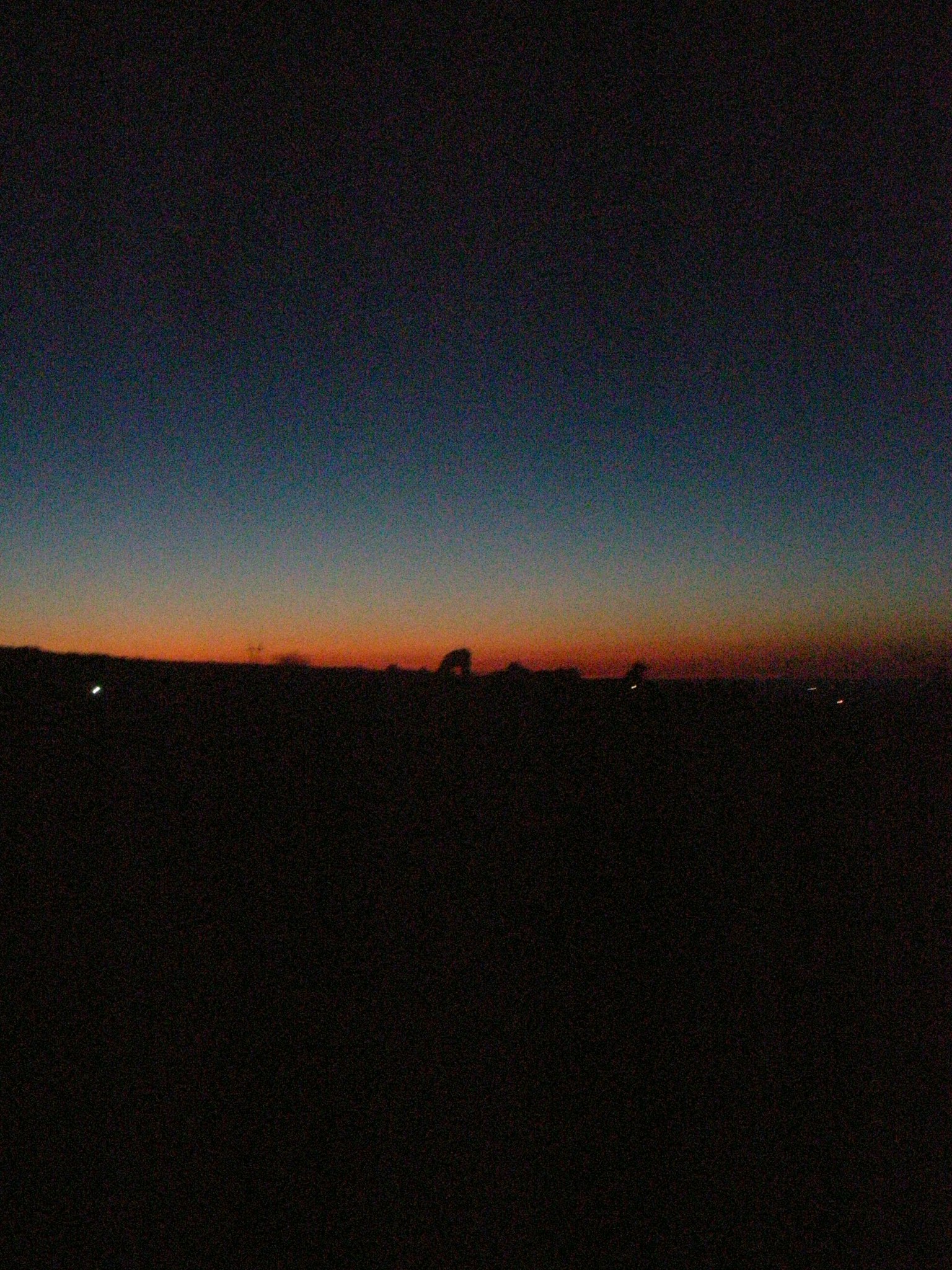 Langit senja yang indah beralih dari biru ke oranye
