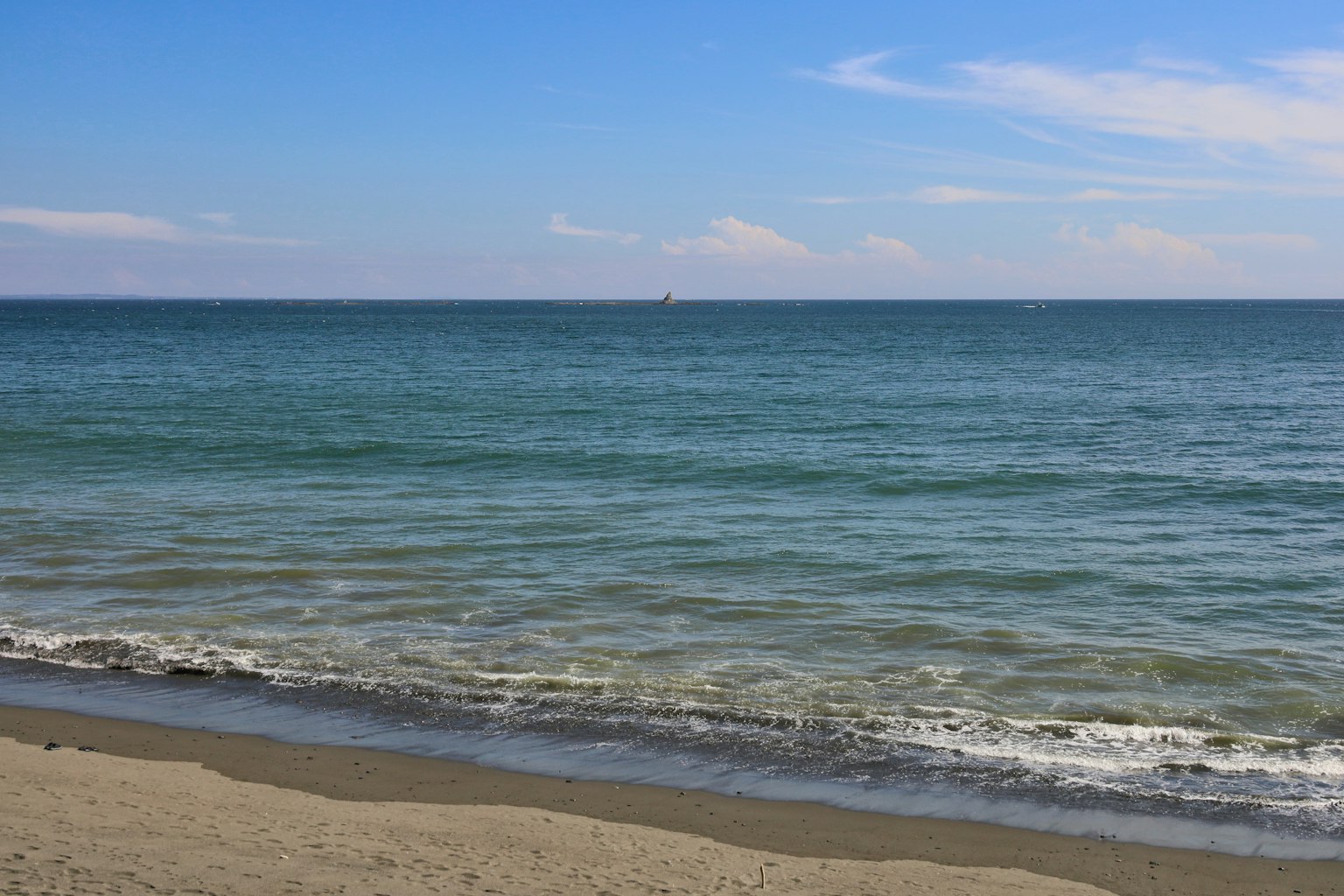 ทิวทัศน์ของมหาสมุทรสีน้ำเงินและชายหาดทราย
