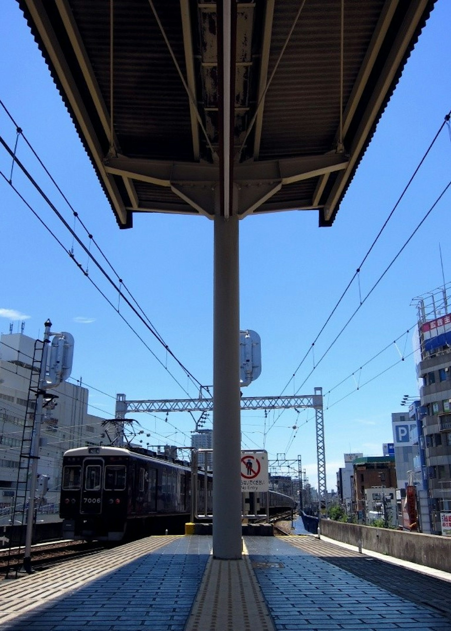 Blick auf Züge und blauen Himmel von einem Bahnsteig