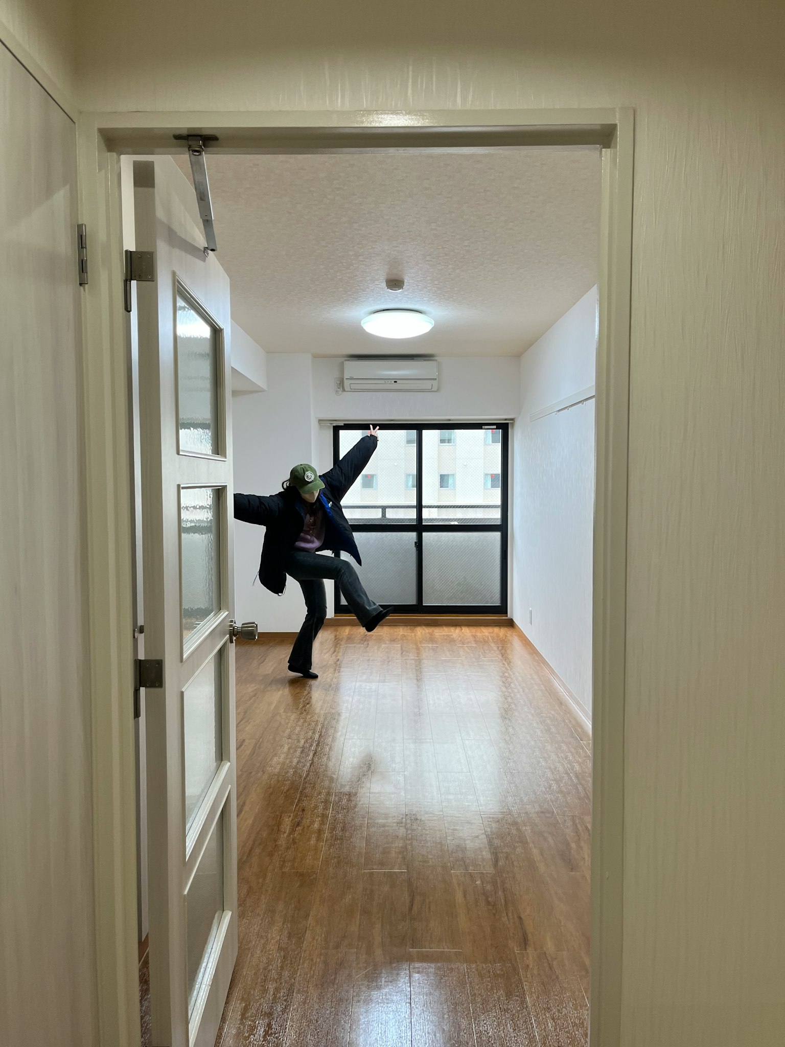 Persona haciendo una pose divertida en una sala iluminada
