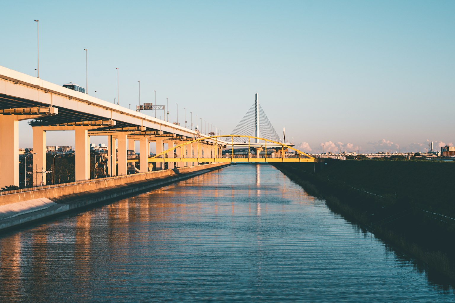 Jembatan modern di atas sungai dengan pantulan di air