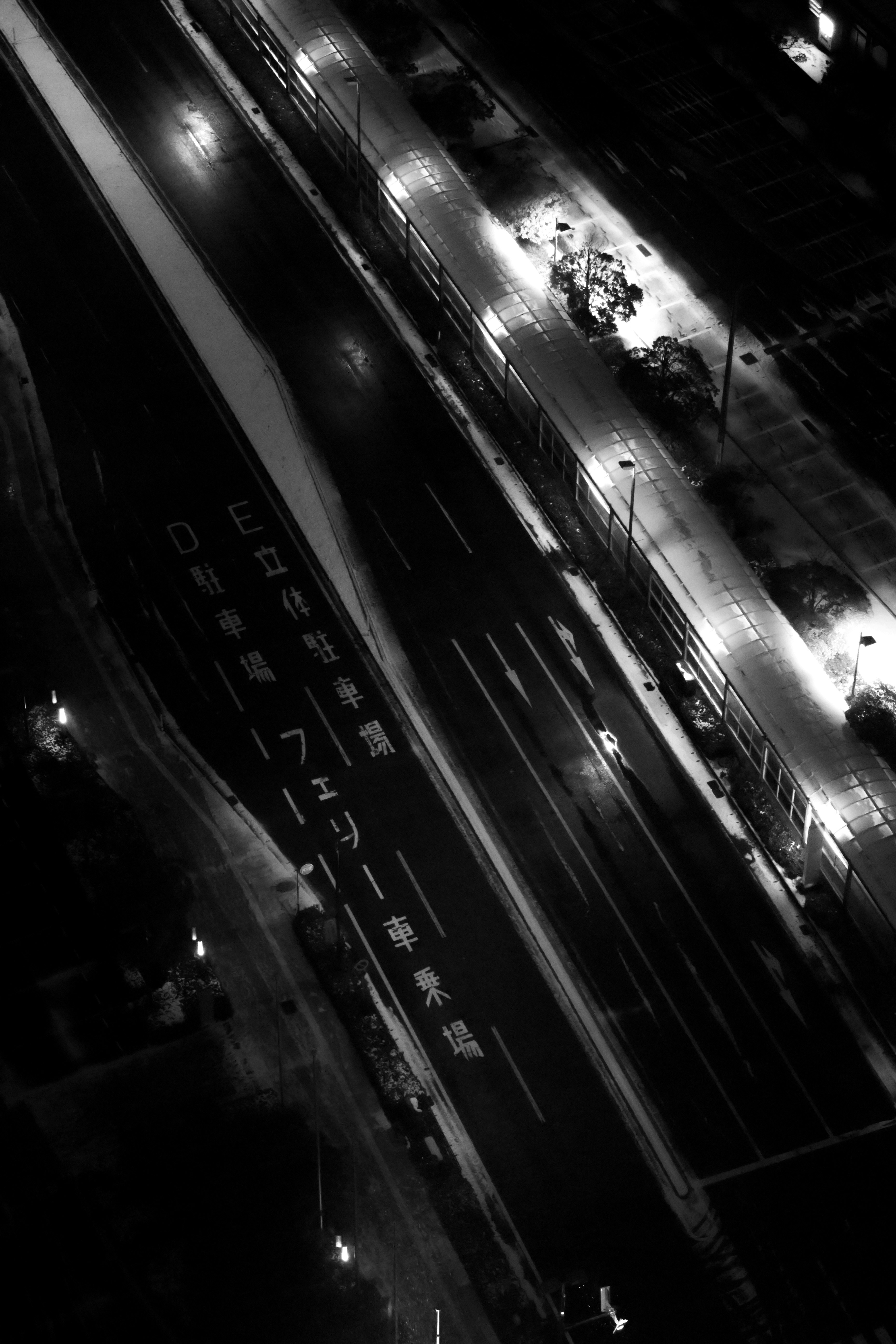 夜の高架下を走る電車の車窓と線路