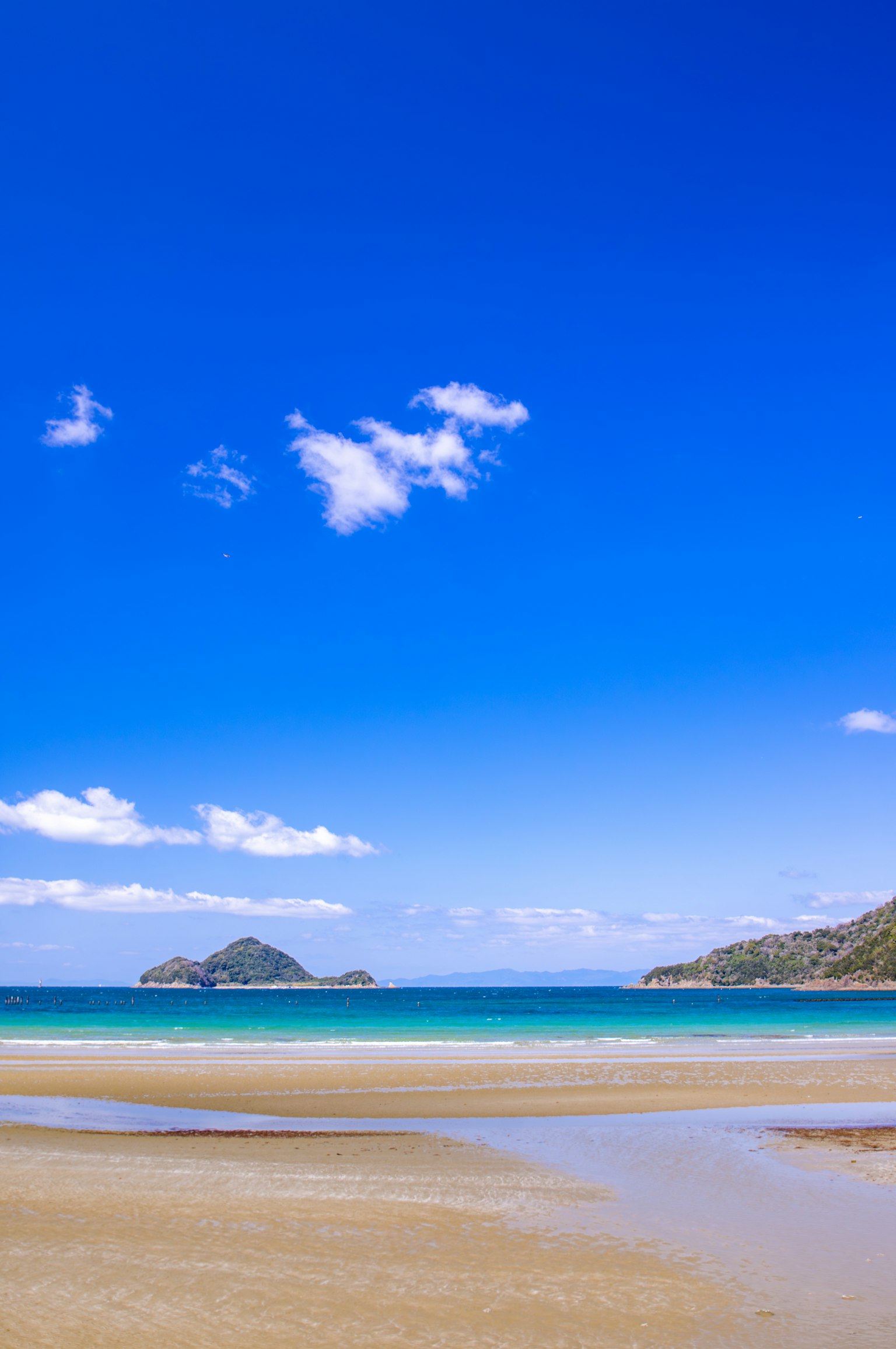 Pemandangan langit biru dan pantai laut yang indah dengan pulau-pulau