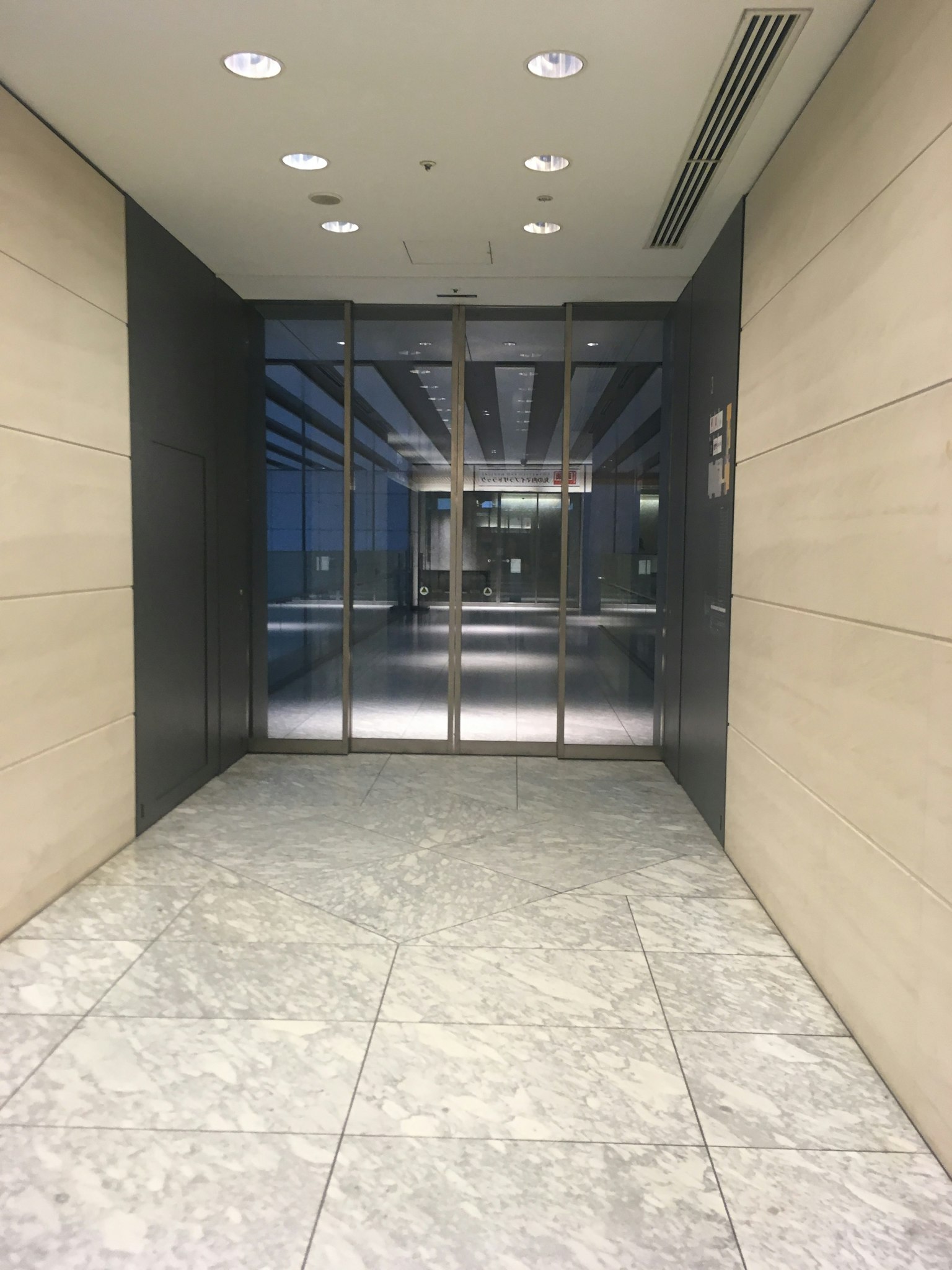 ํ๋์ ์ธ ๋ด๋ถ ๋ณต๋ ์ ๋ฆฌ๋ฌธ๊ณผ ๋ฐ์ ์กฐ๋ช
์ด ํน์ง