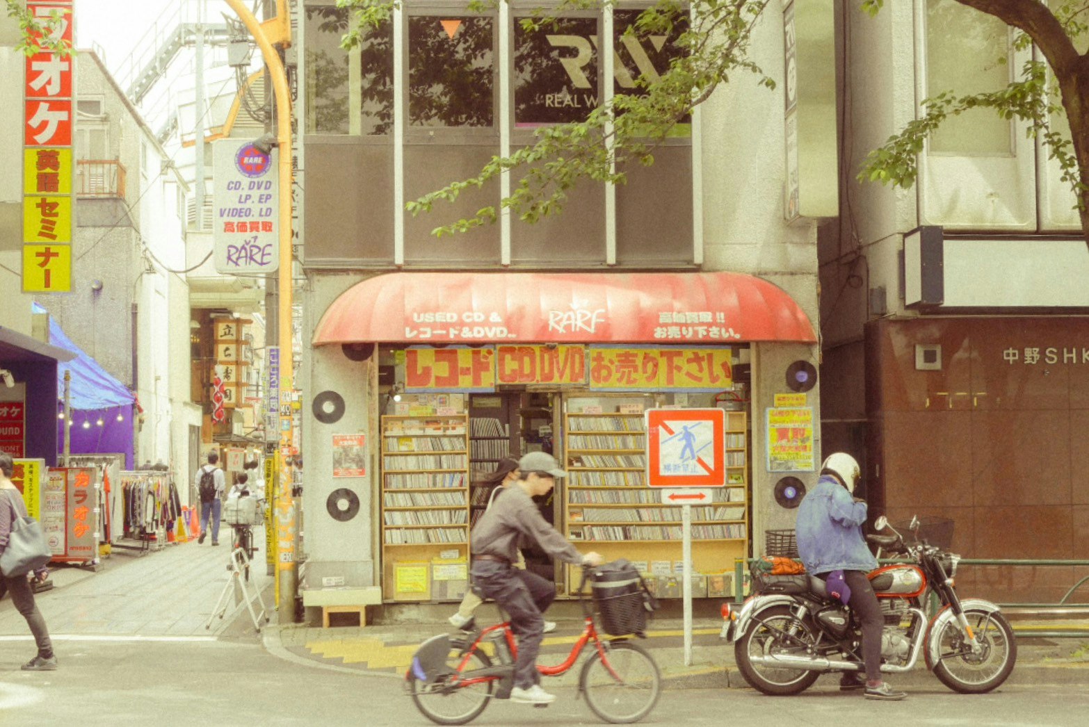 路地に並ぶ自転車と店先の看板