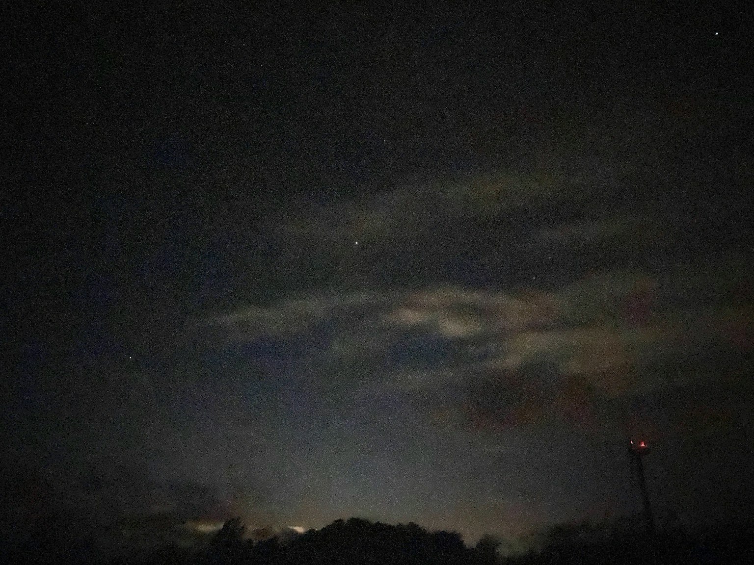 夜空中的星星和云朵