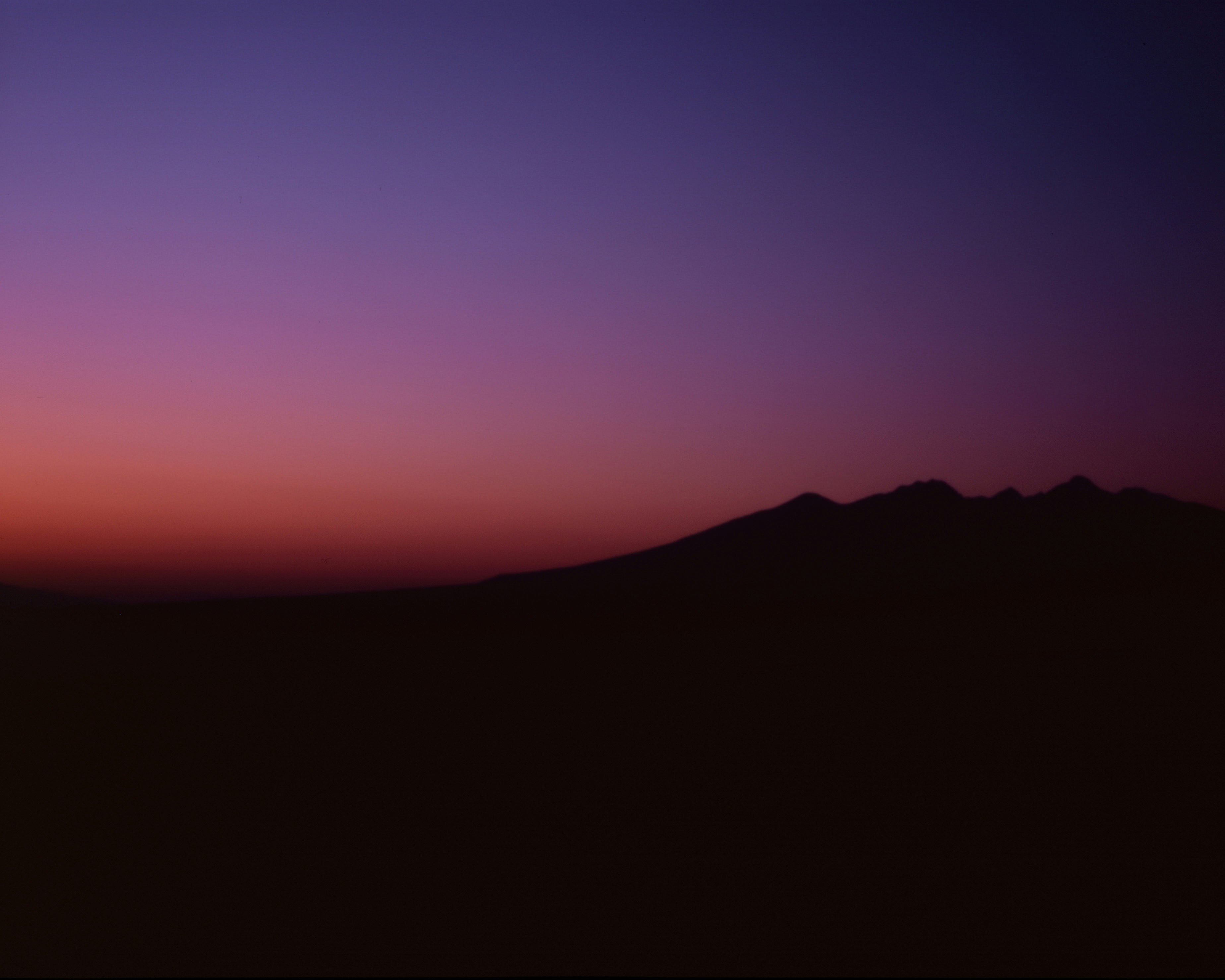 夕焼けの空と山のシルエット